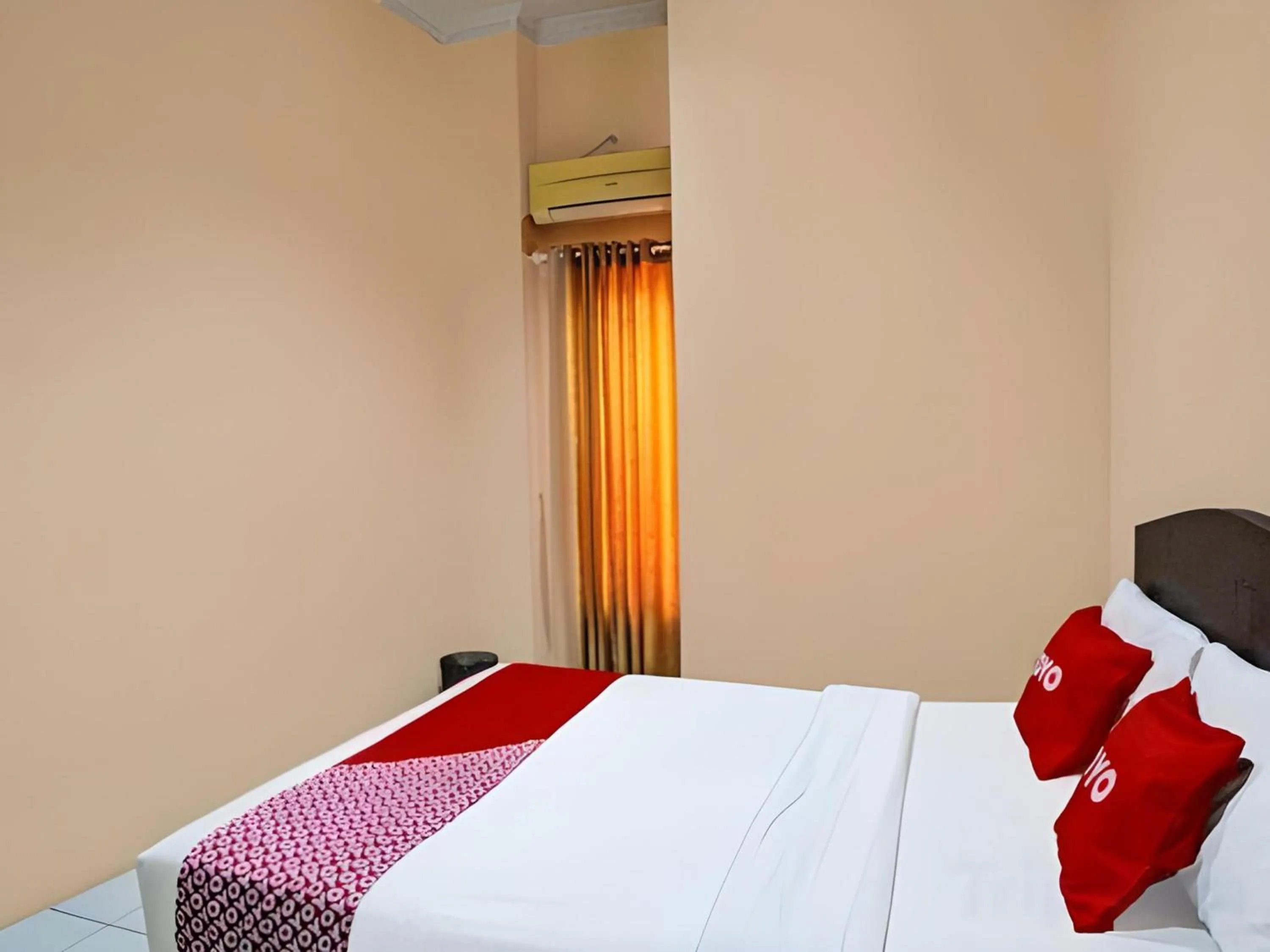 Photo of the whole room, Bed in RedDoorz At Ralica Grand Palladium Medan