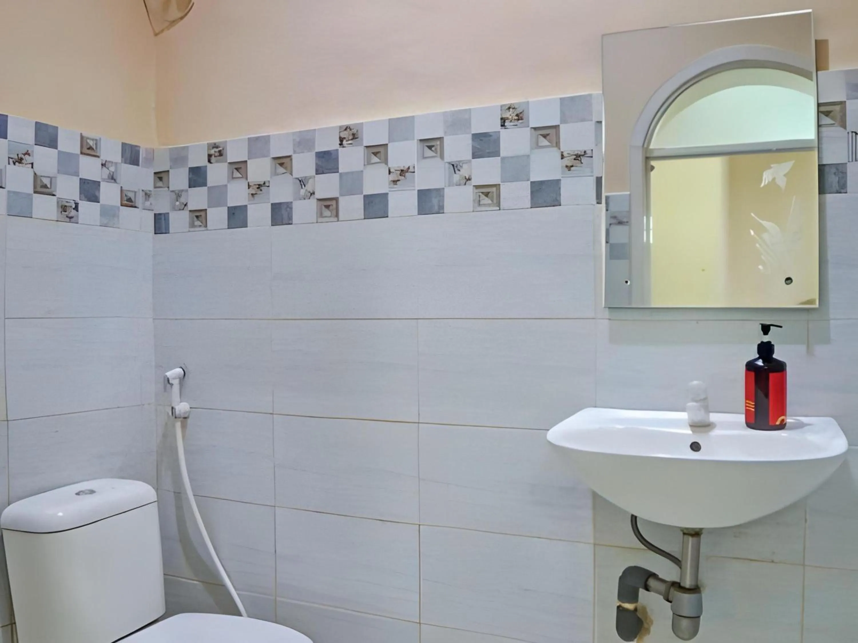 Bathroom in RedDoorz At Ralica Grand Palladium Medan