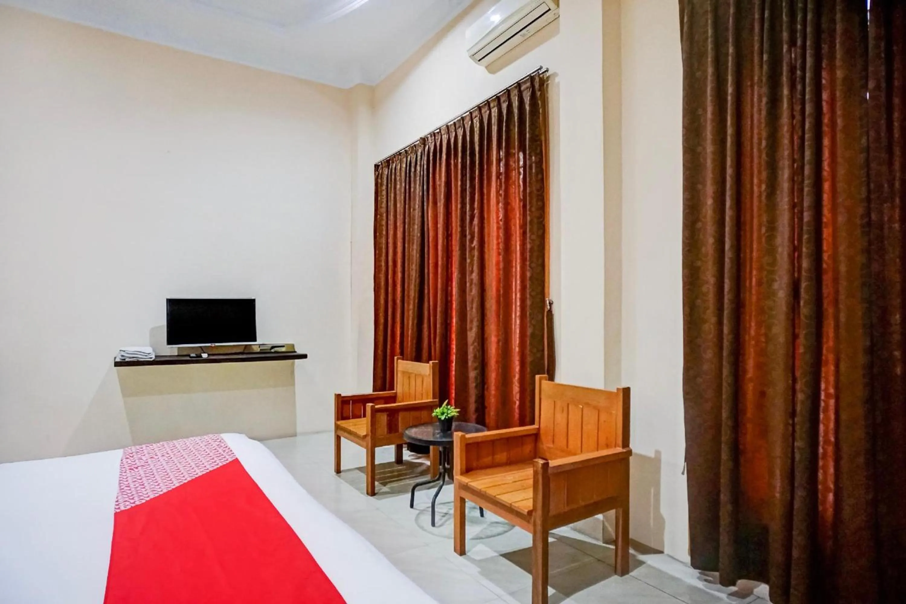 Photo of the whole room, Bed in RedDoorz At Ralica Grand Palladium Medan