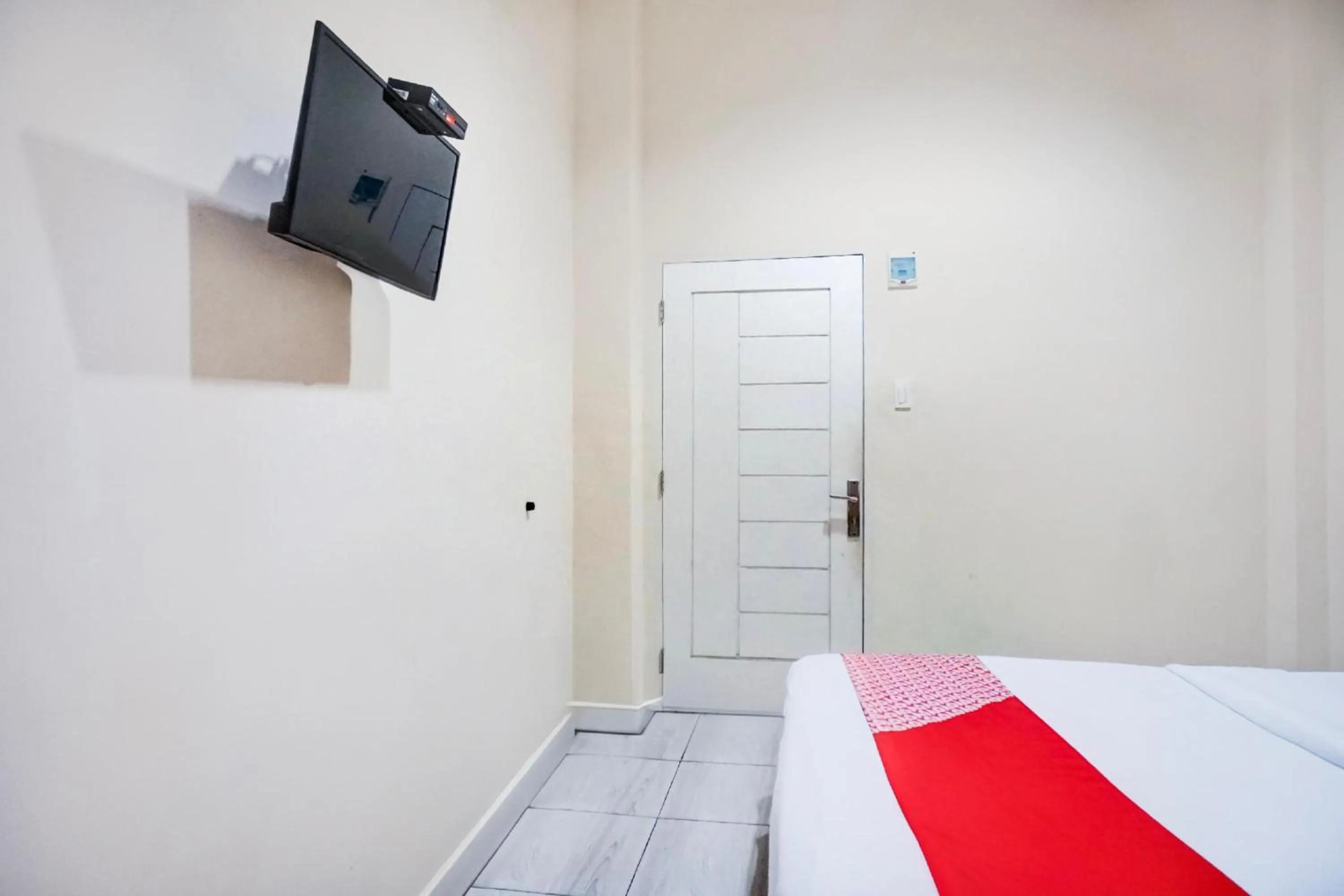 Photo of the whole room, Bed in RedDoorz At Ralica Grand Palladium Medan