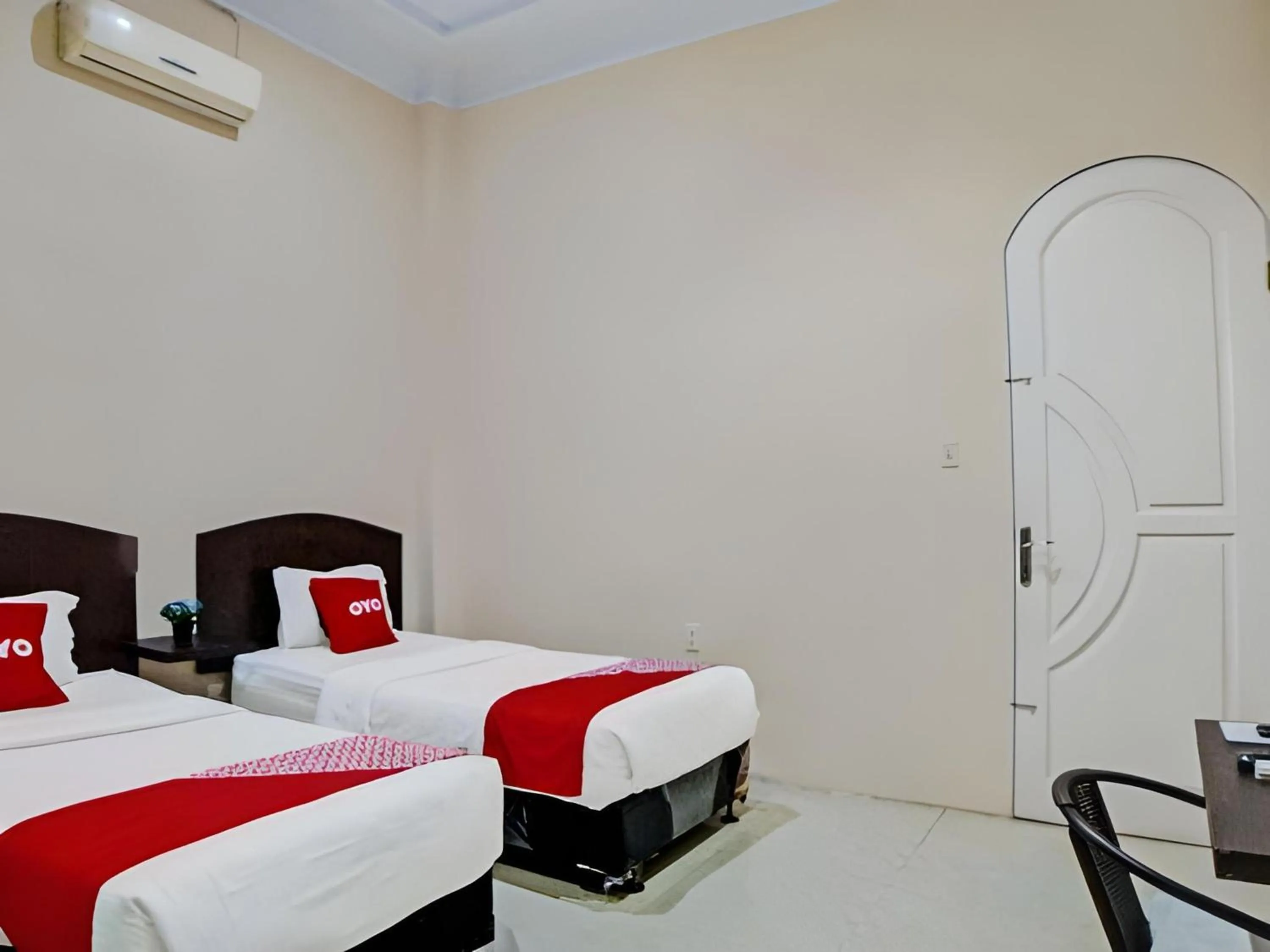 Photo of the whole room, Bed in RedDoorz At Ralica Grand Palladium Medan