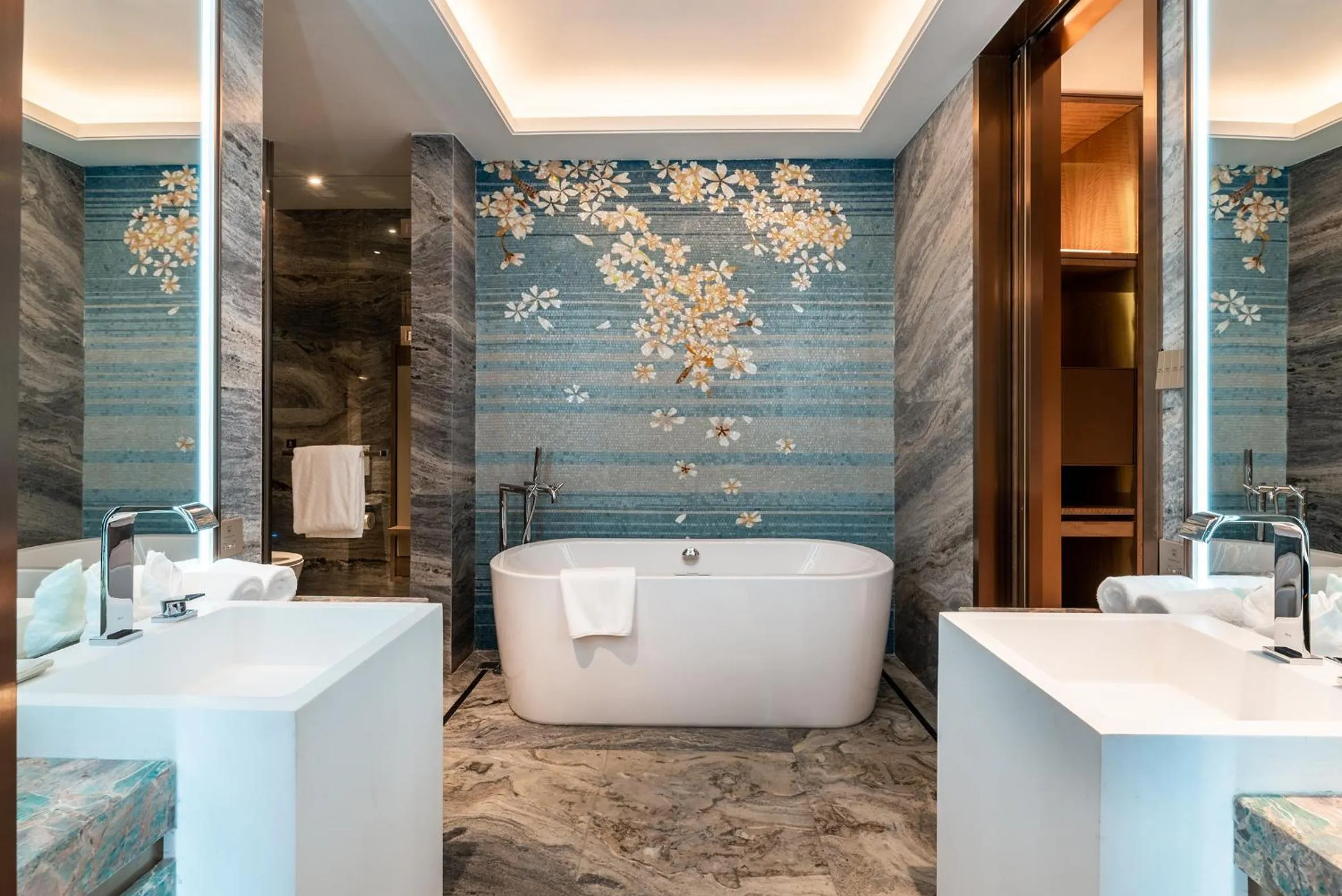 Auto City Ruili Hotel