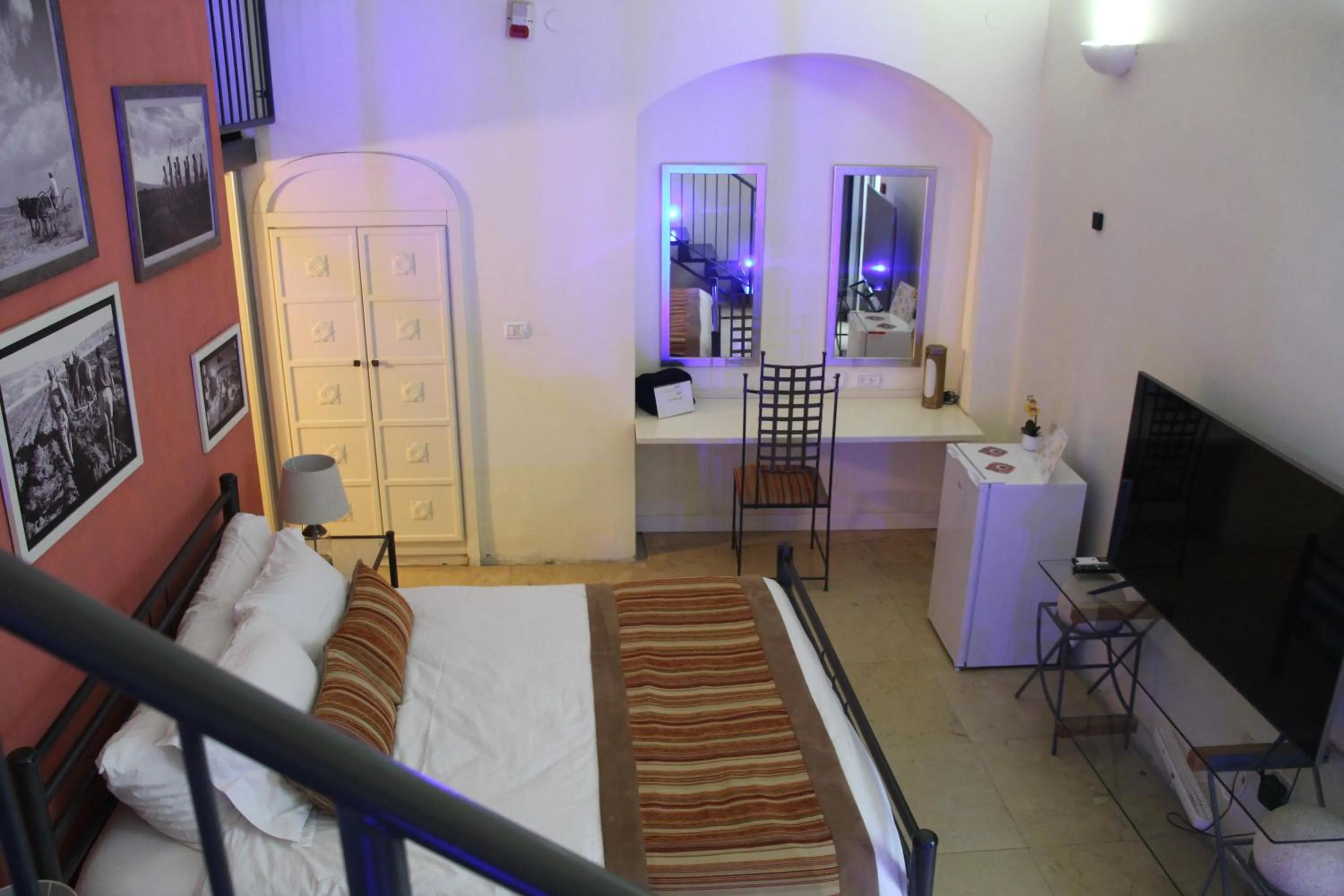 Bed in Artists' Colony Inn Zefat