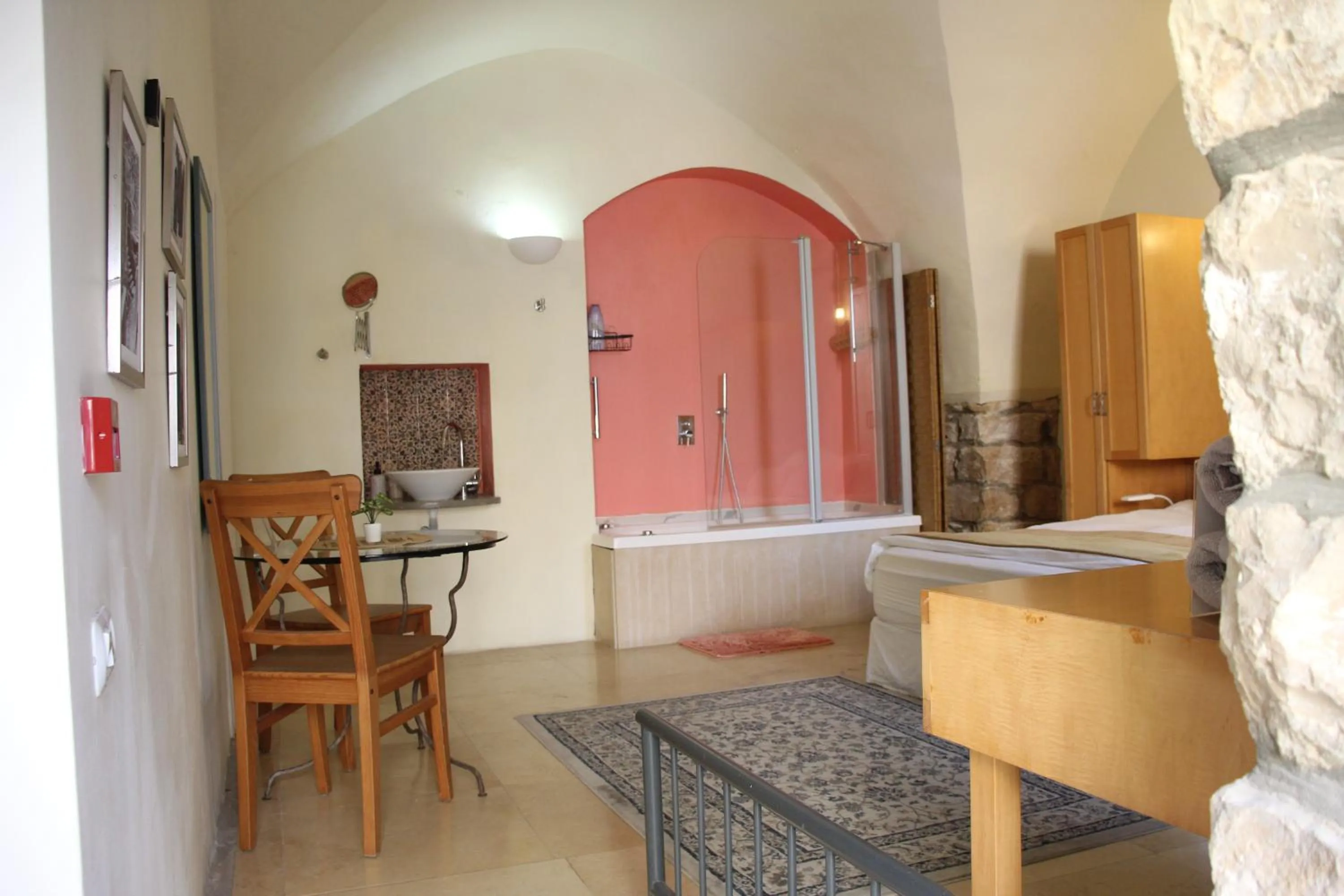 Shower in Artists' Colony Inn Zefat