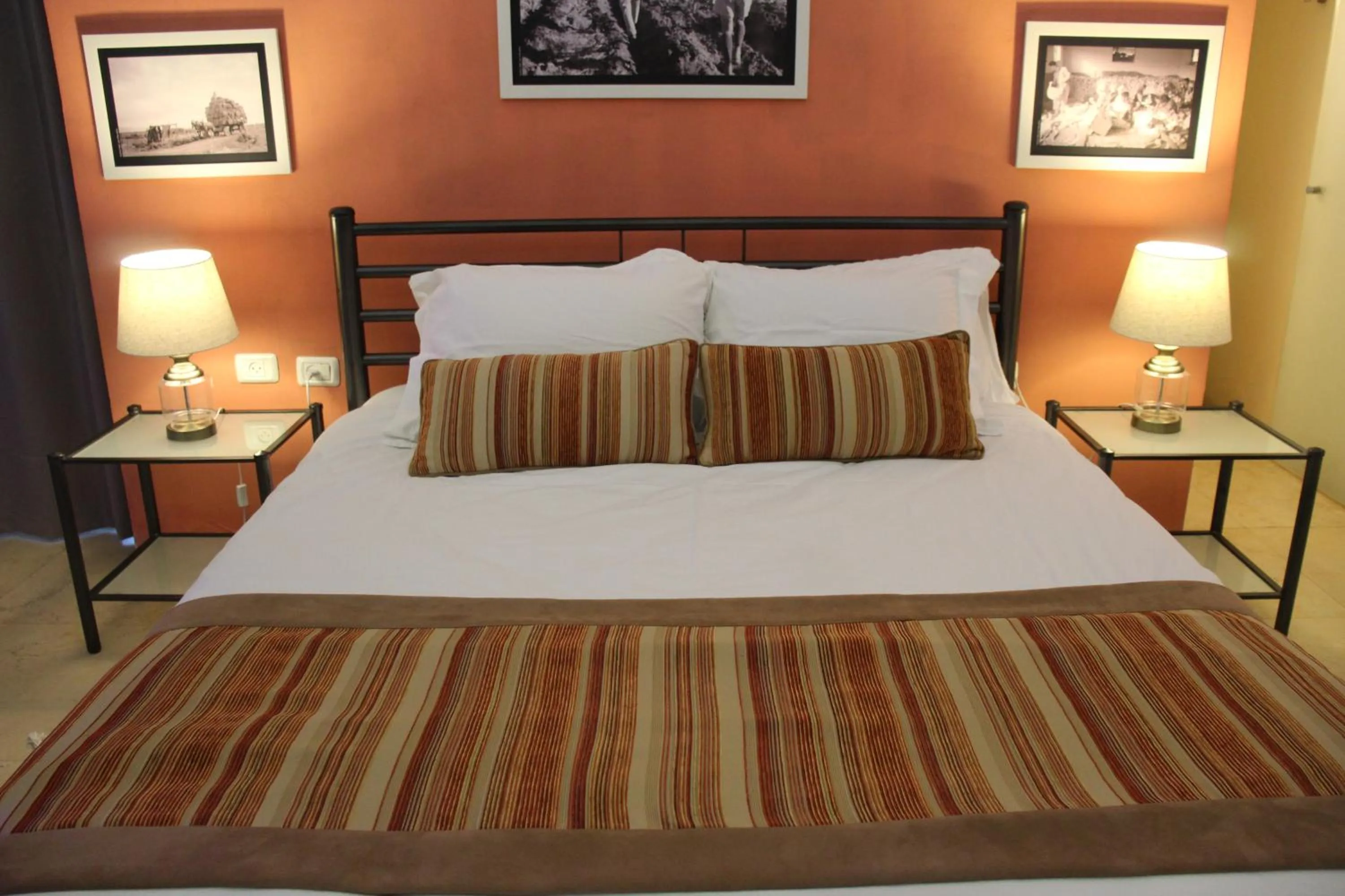 Bed in Artists' Colony Inn Zefat