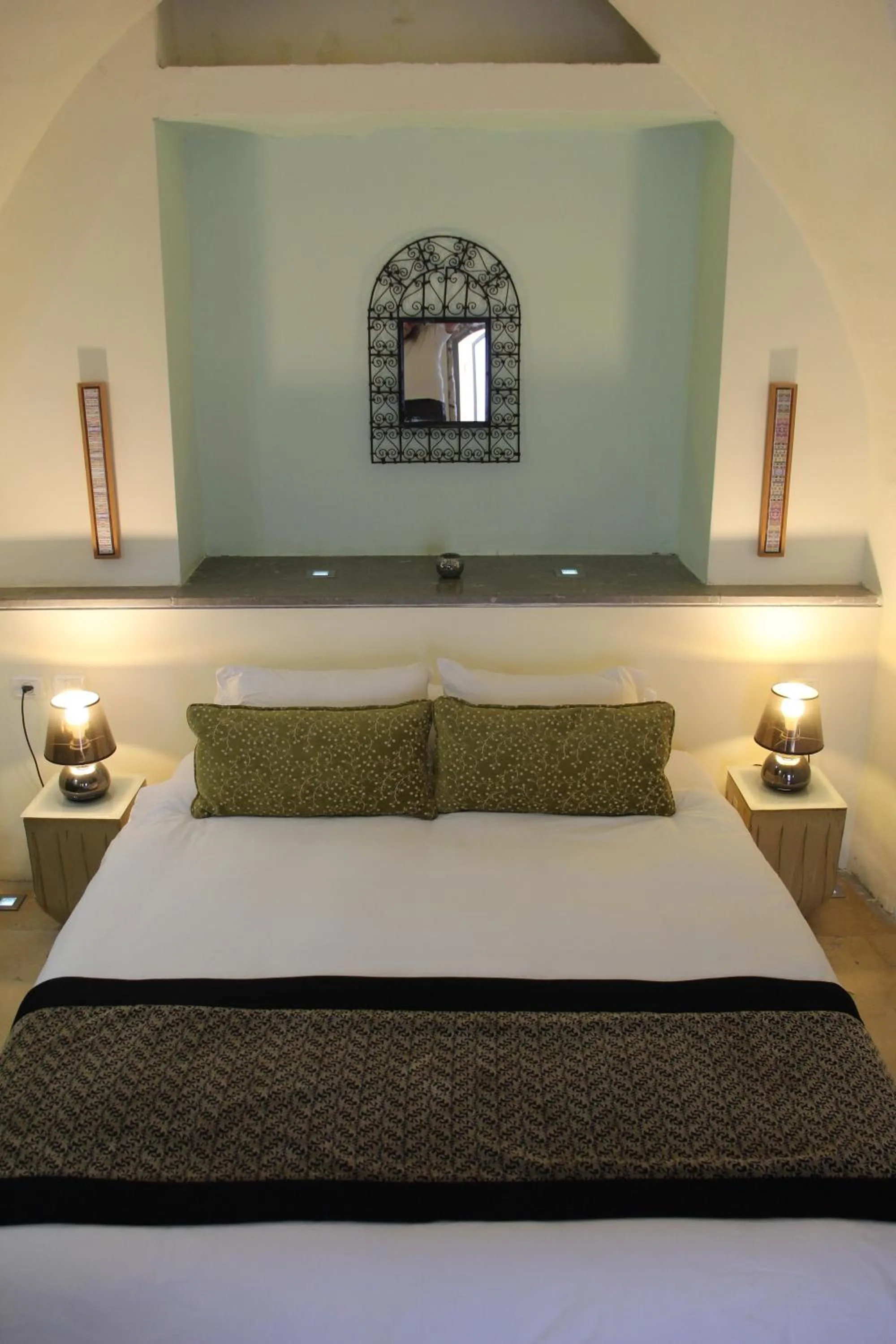 Bed in Artists' Colony Inn Zefat