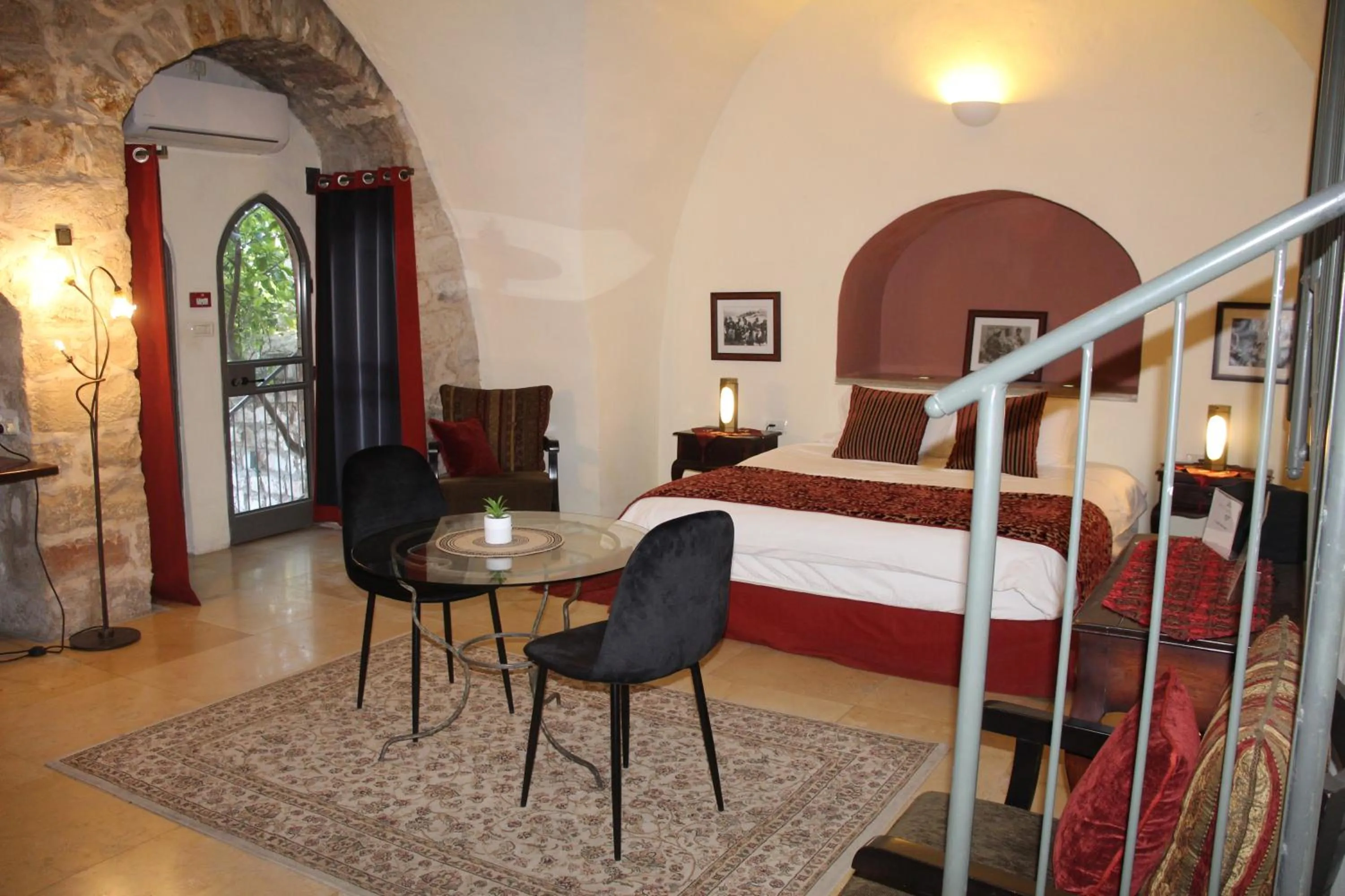 Bed in Artists' Colony Inn Zefat