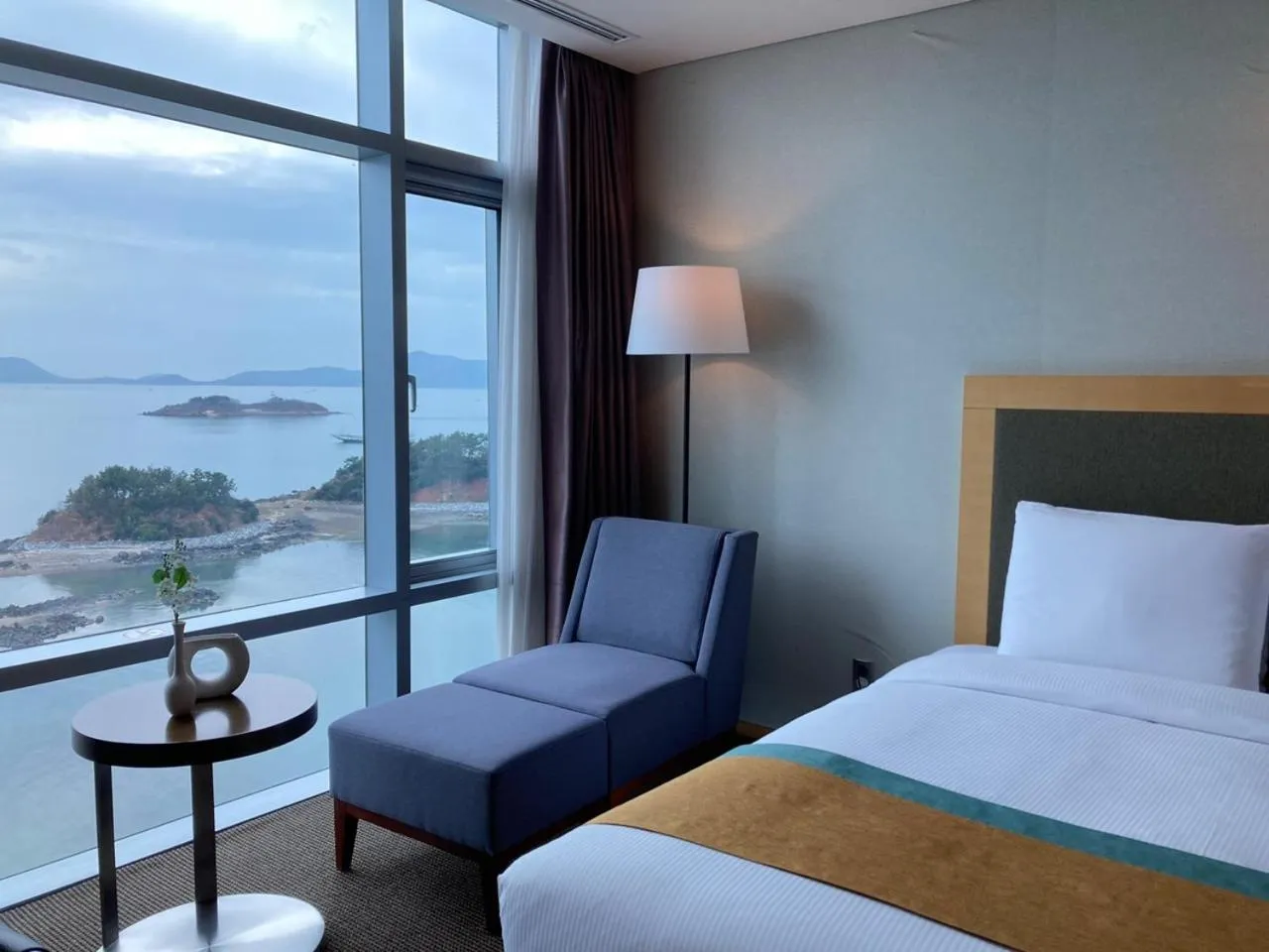 Sea view, Bed in Hidden Bay Hotel