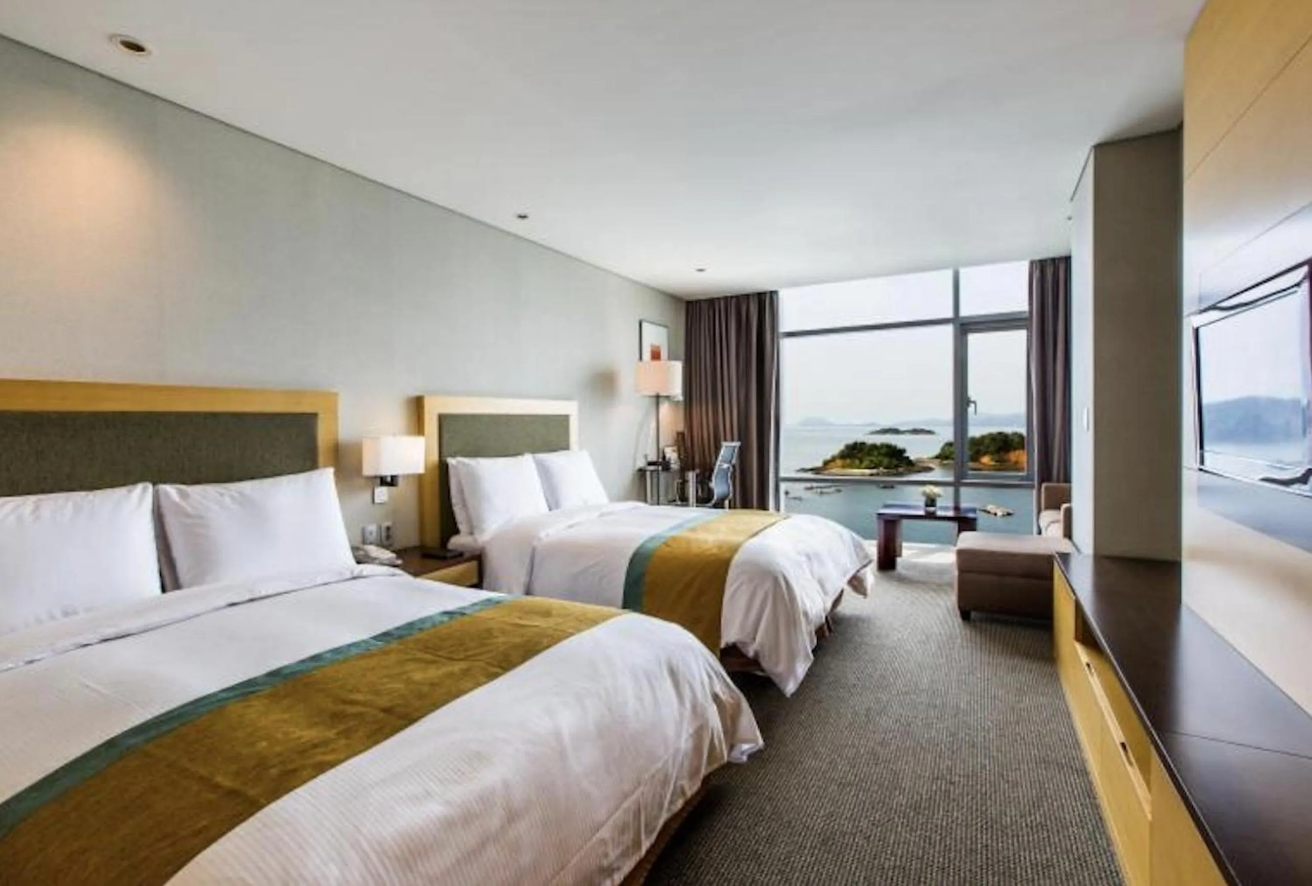 Bedroom, Bed in Hidden Bay Hotel