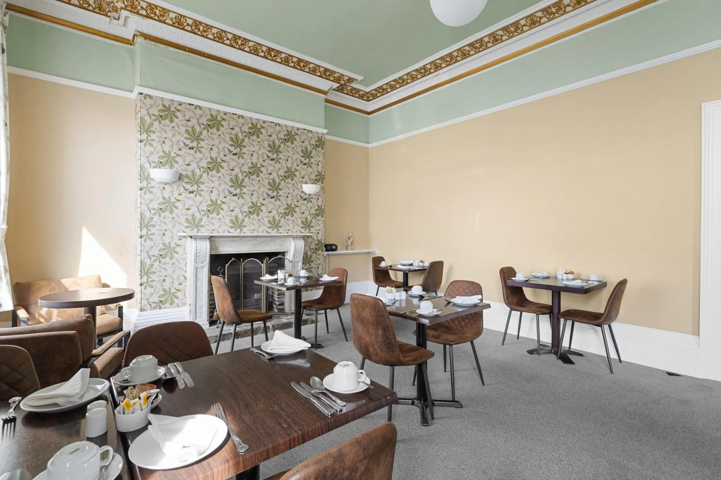 Living room in Imperial Plymouth