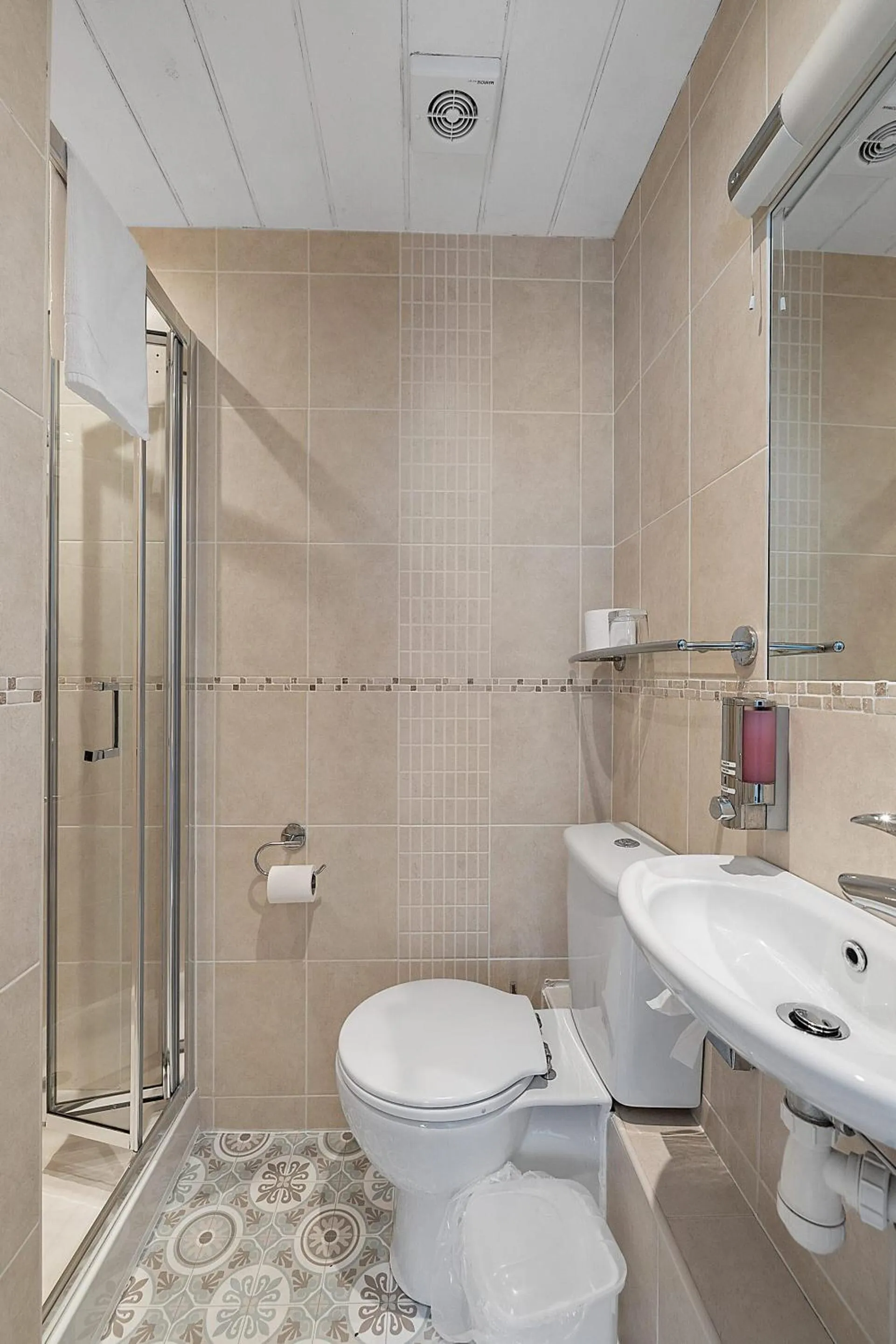 Bathroom in Imperial Plymouth