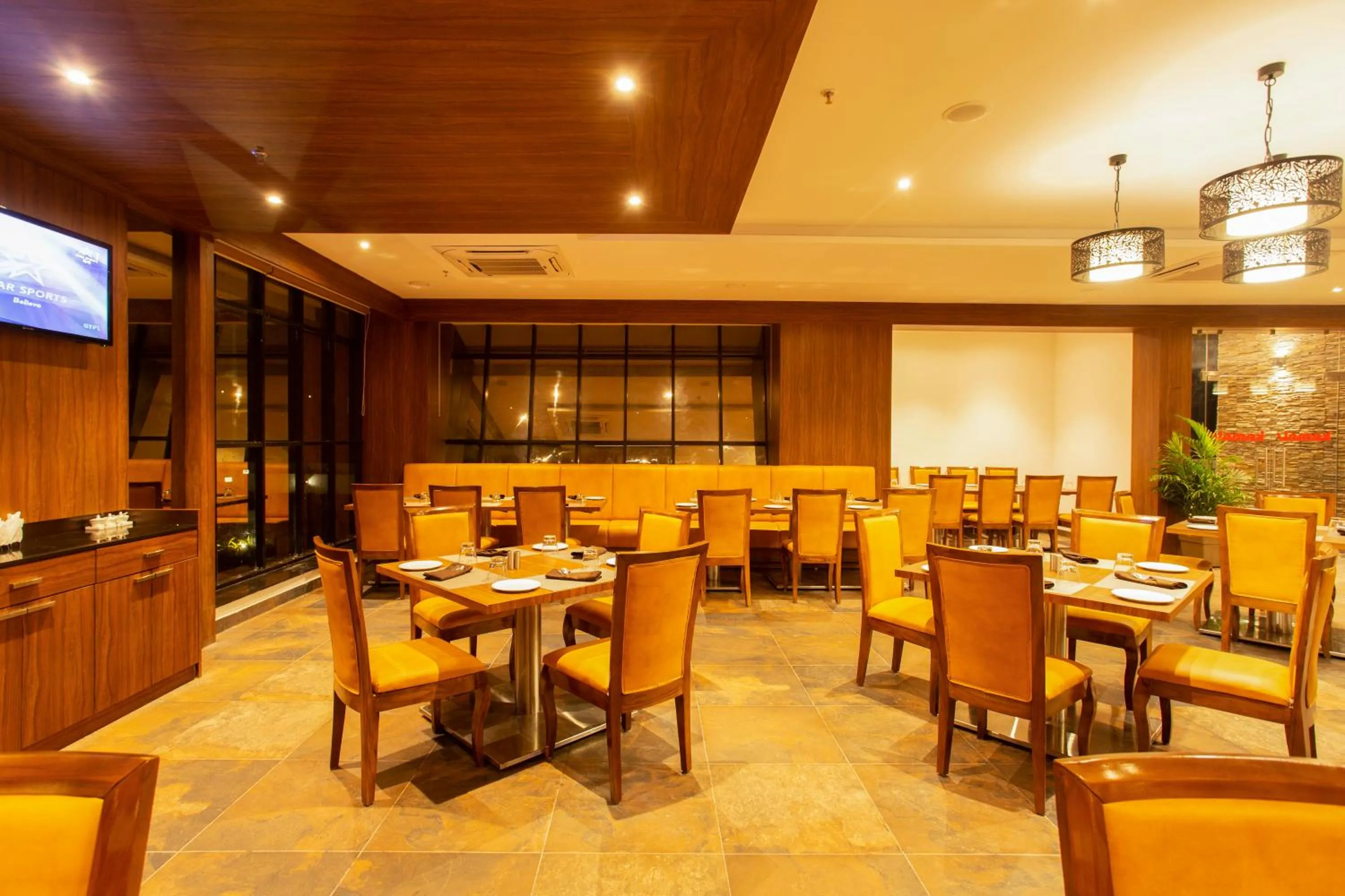 Restaurant/places to eat in Sarovar Portico, Somnath