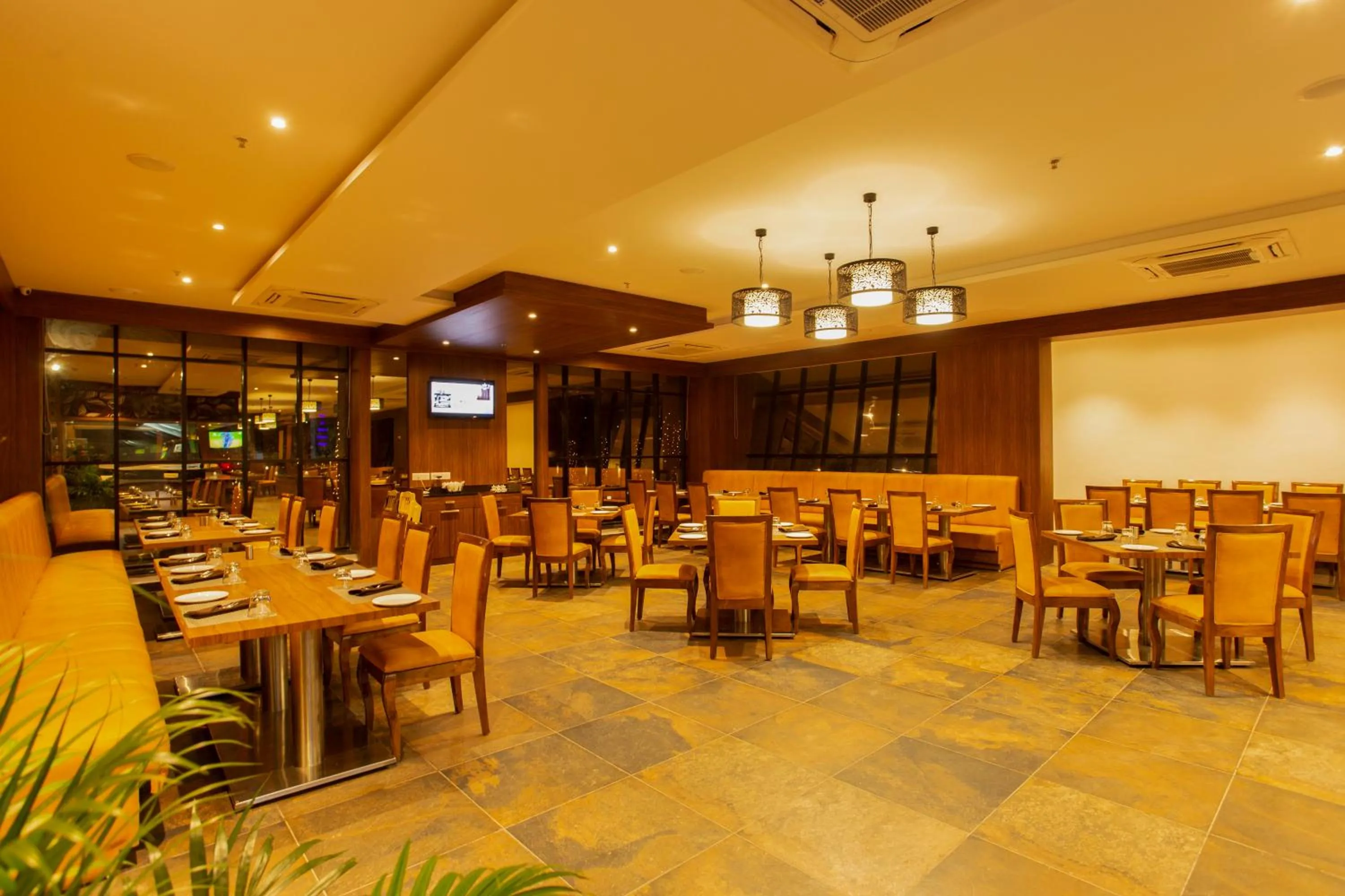 Restaurant/places to eat in Sarovar Portico, Somnath