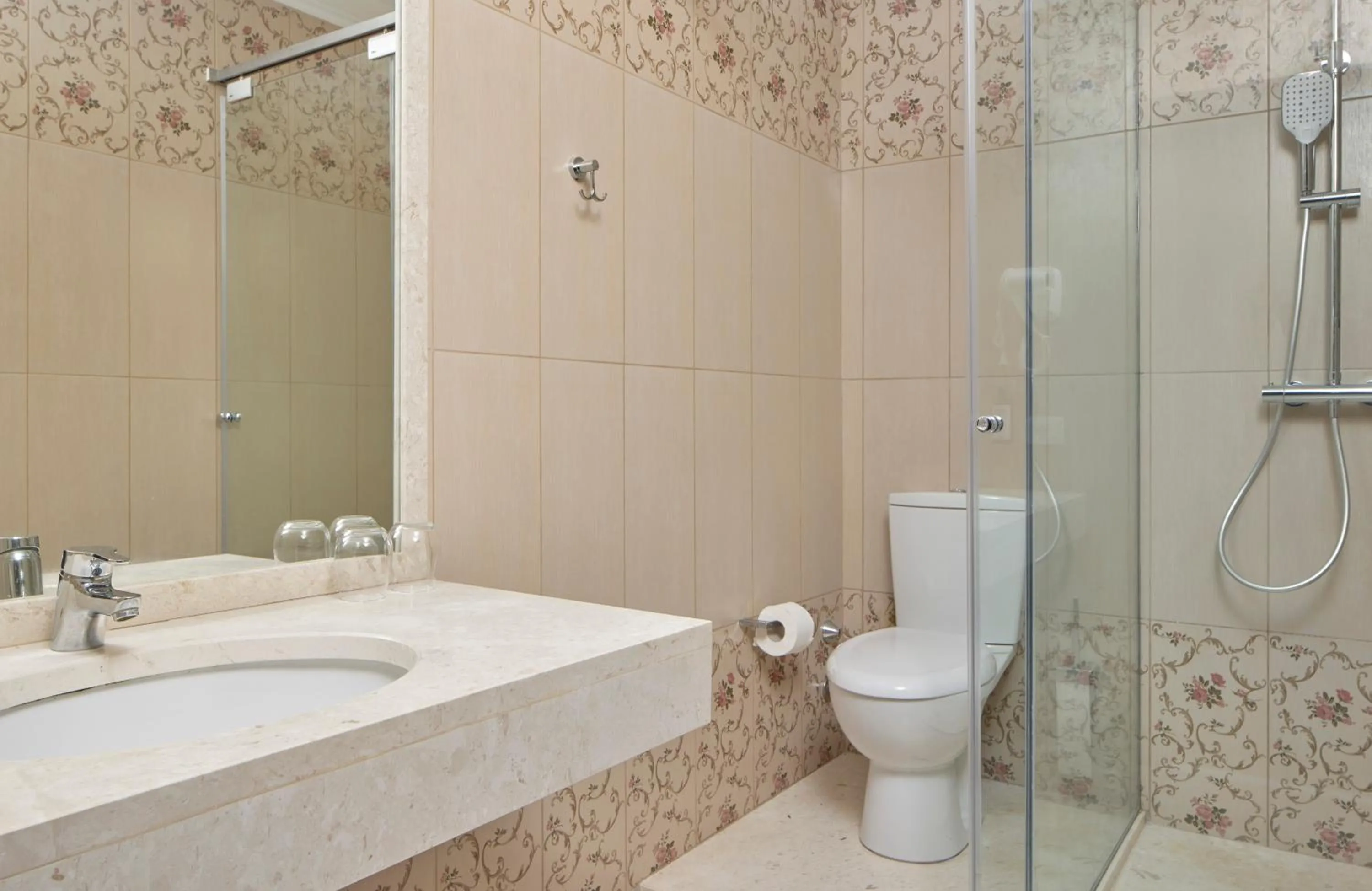 Shower in Sol Tropikal Durrës