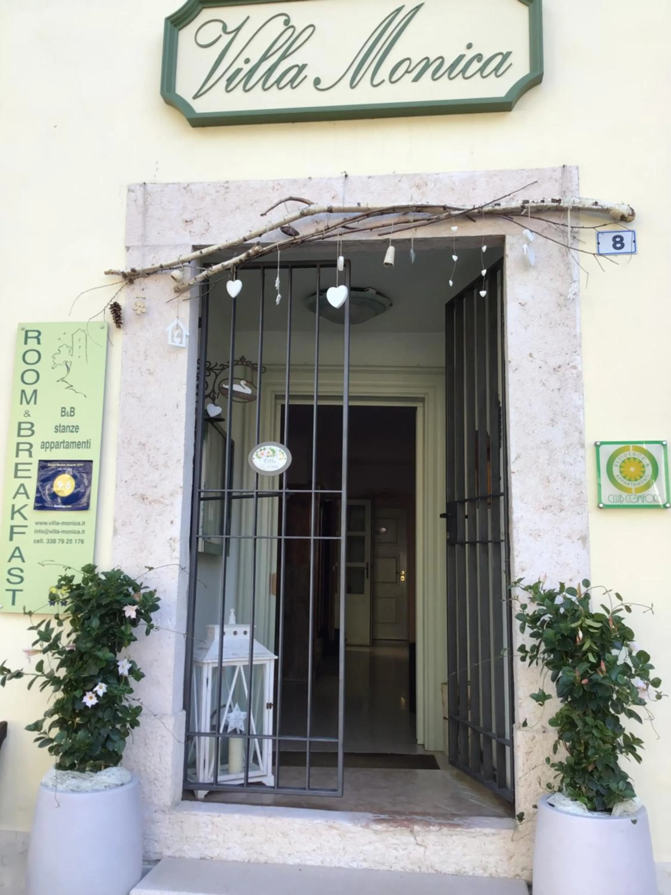 Facade/entrance in Villa Monica