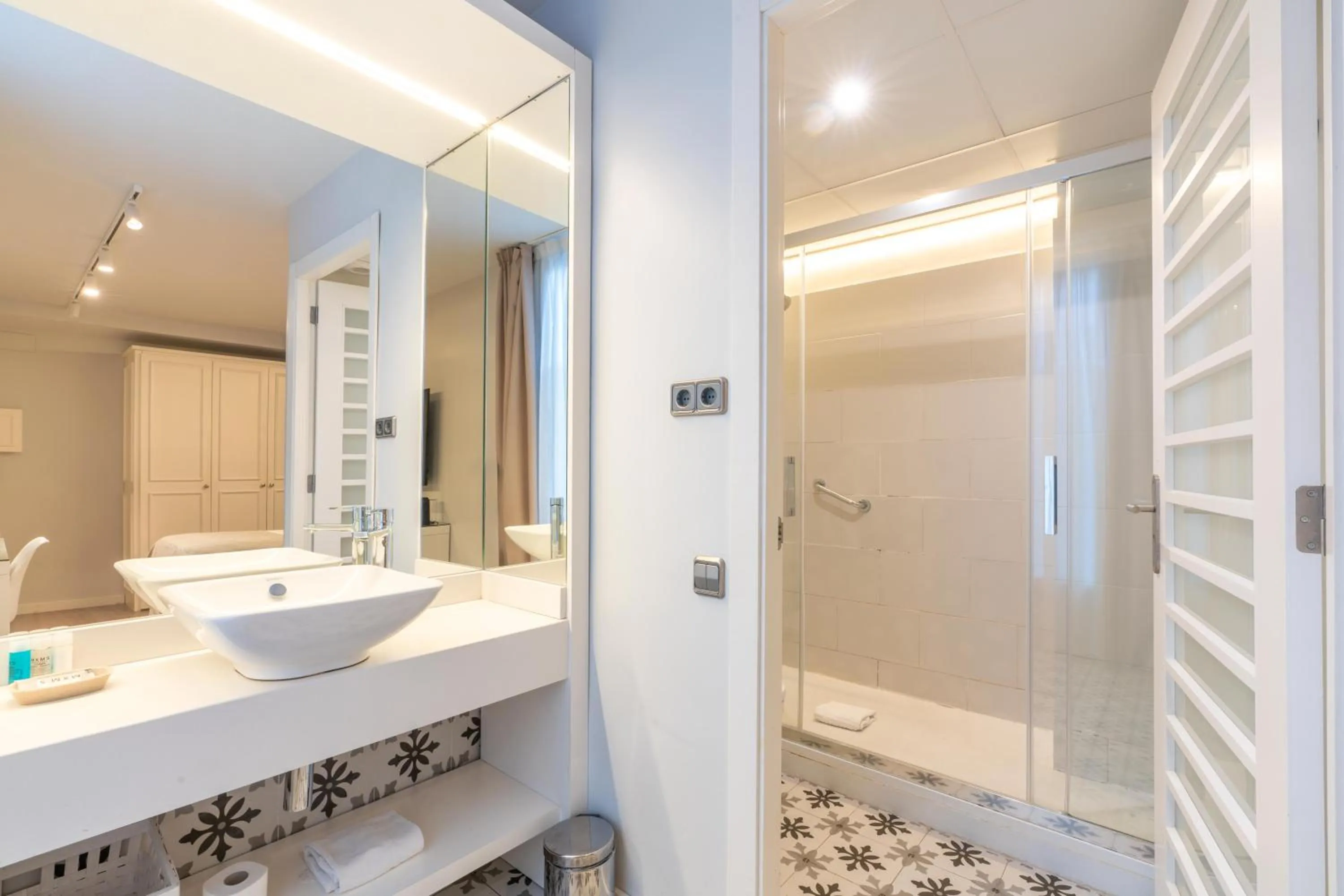 Shower in Serennia Fira Gran Via Exclusive Rooms