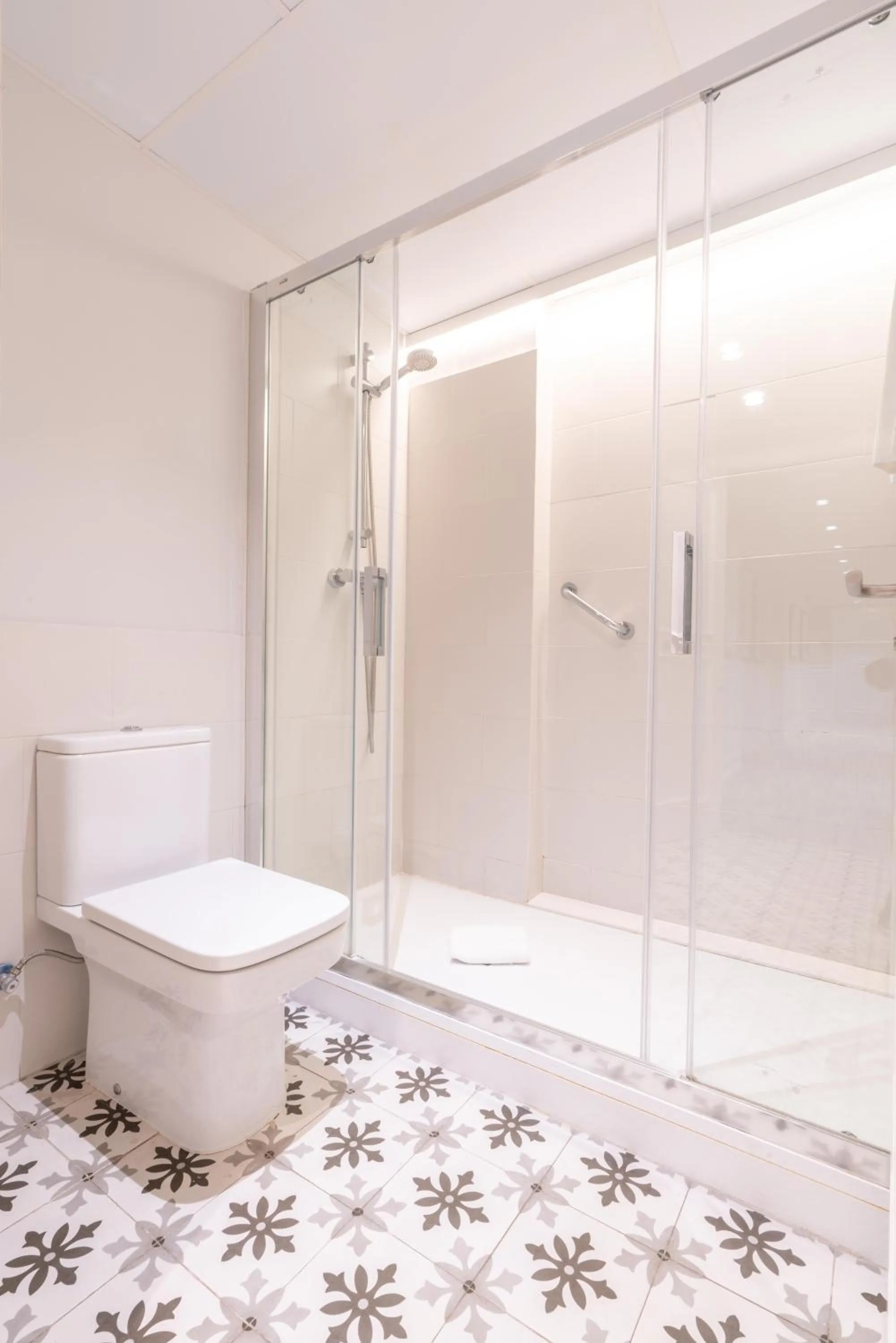 Shower in Serennia Fira Gran Via Exclusive Rooms