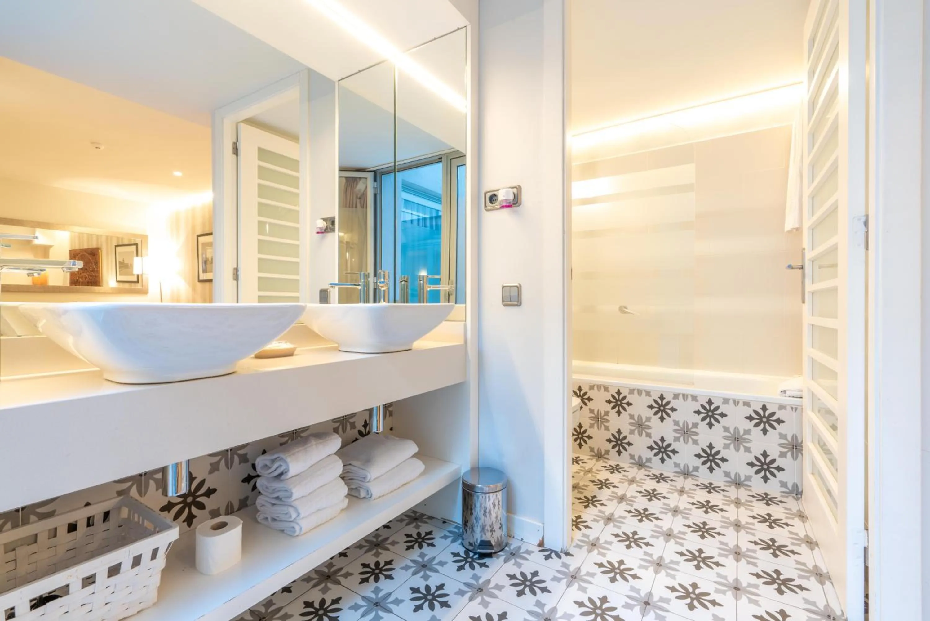 Bathroom in Serennia Fira Gran Via Exclusive Rooms