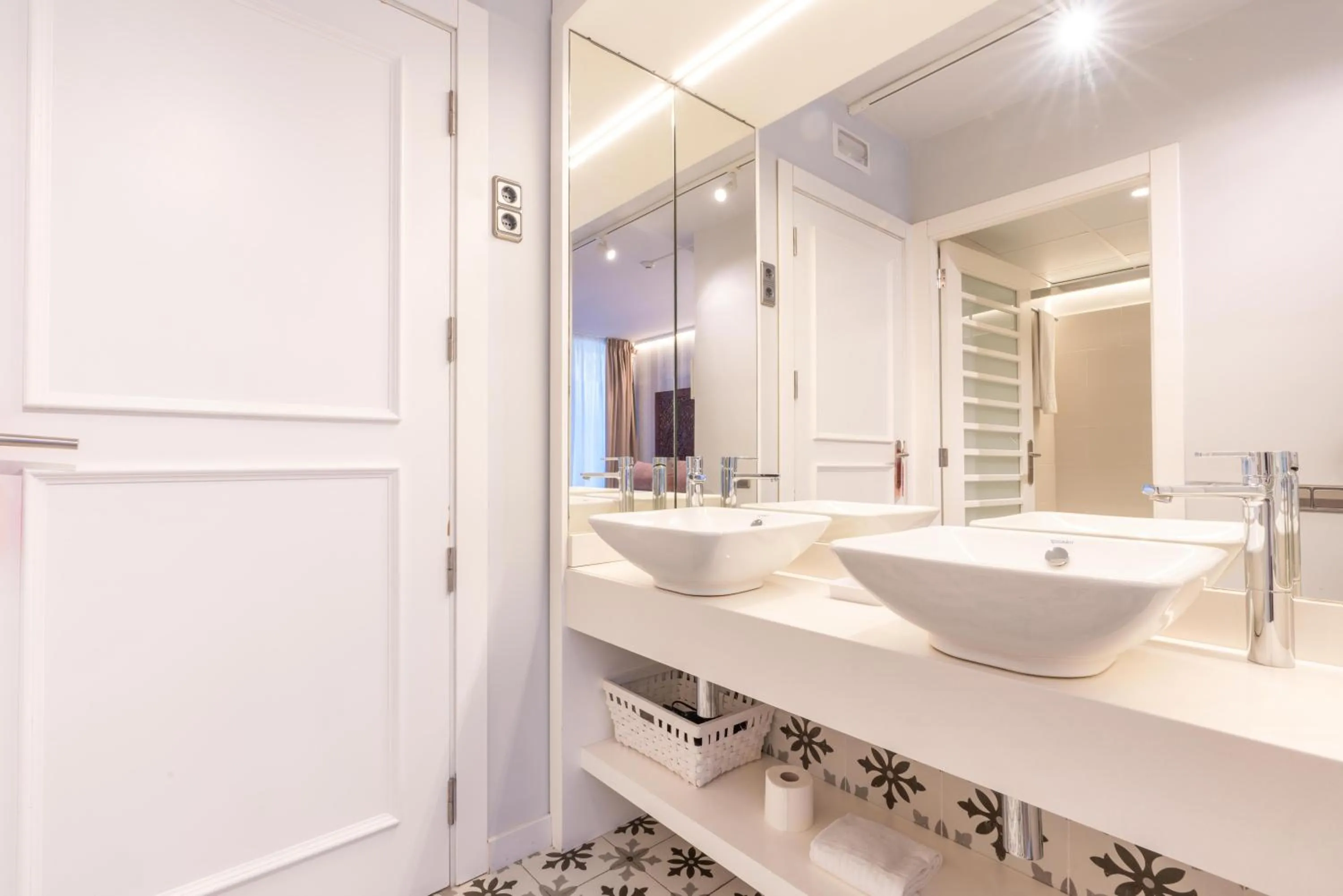 Bathroom in Serennia Fira Gran Via Exclusive Rooms