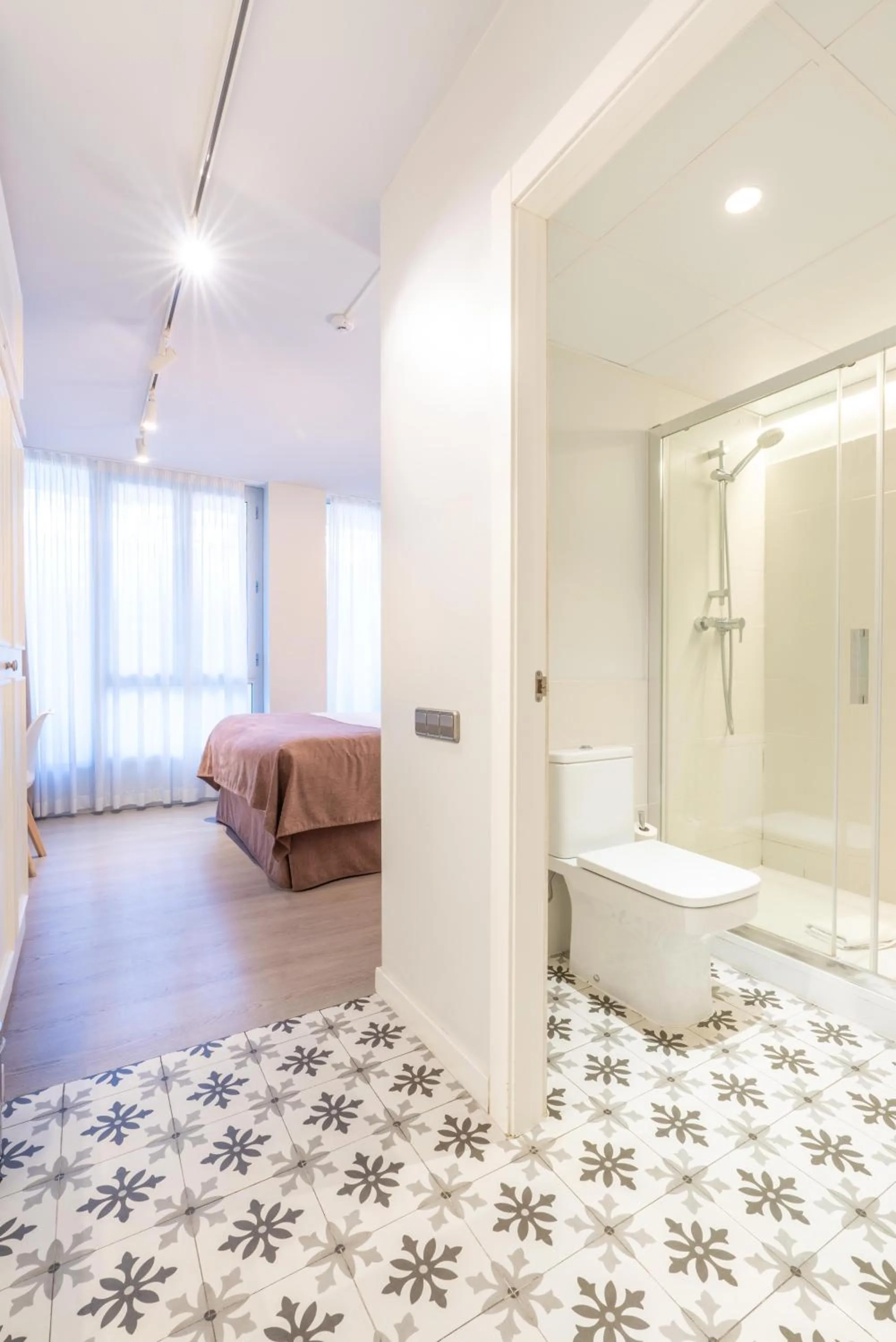 Shower, Bed in Serennia Fira Gran Via Exclusive Rooms