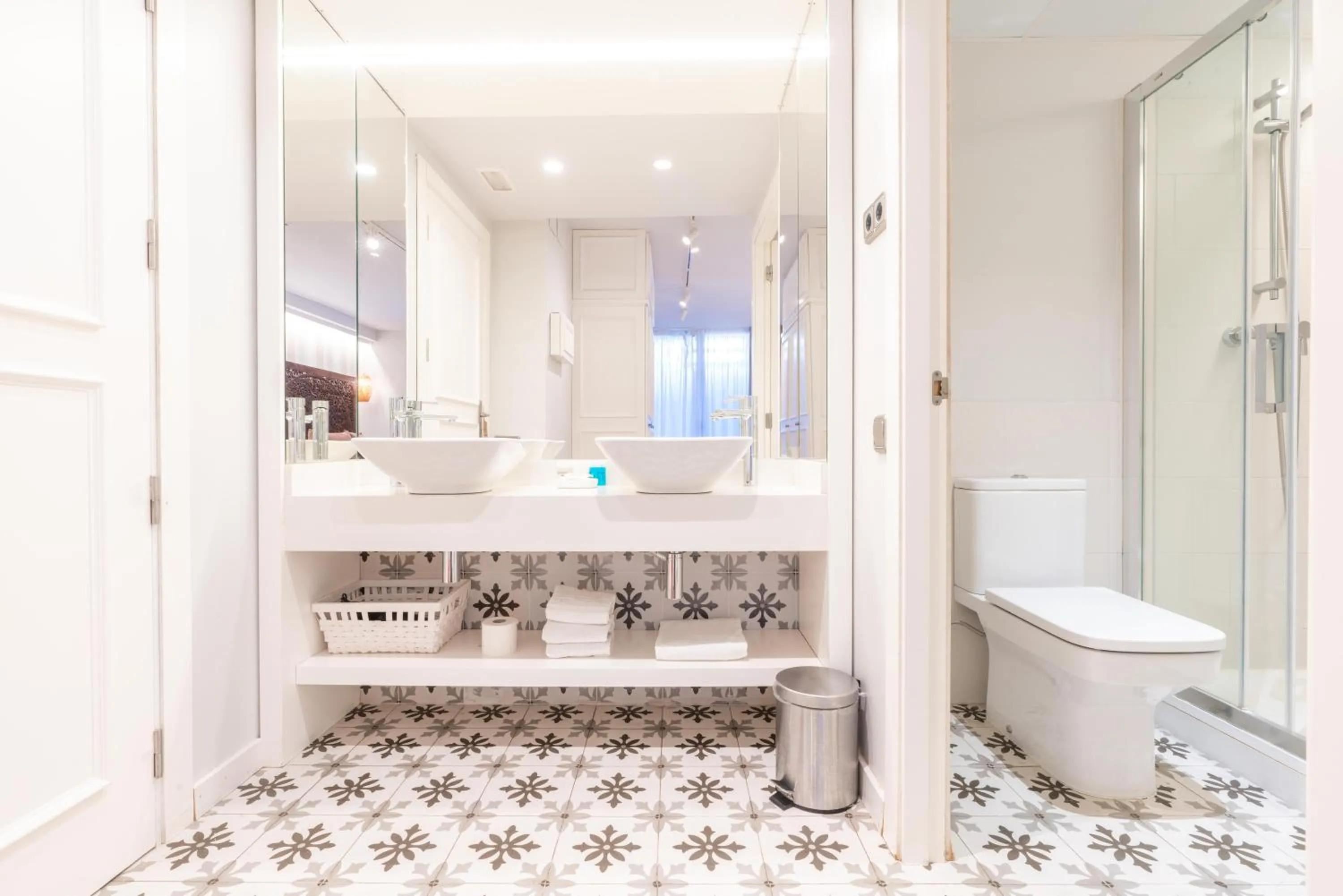 Shower in Serennia Fira Gran Via Exclusive Rooms