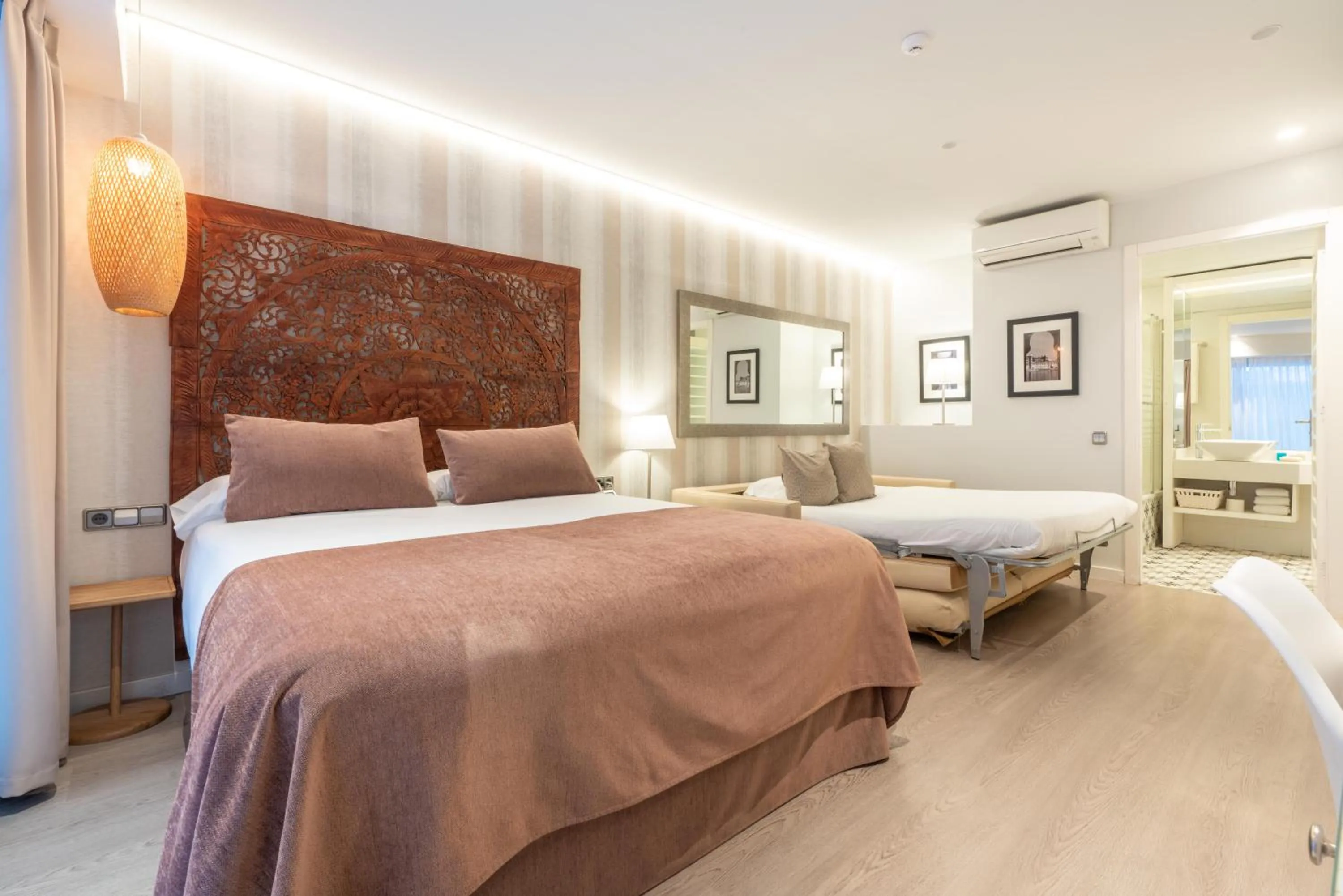 Bed in Serennia Fira Gran Via Exclusive Rooms