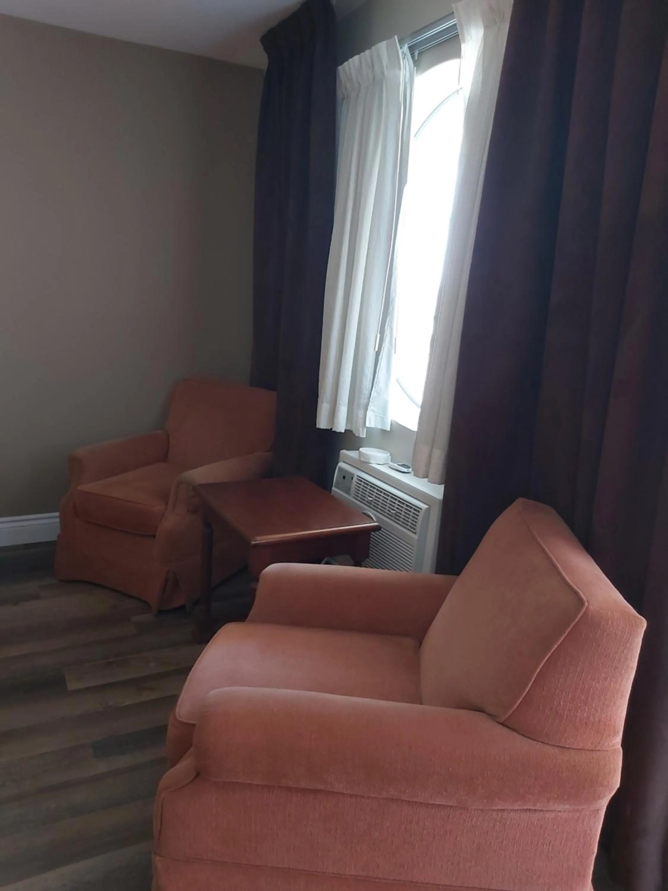 Seating area in Seely's Motel