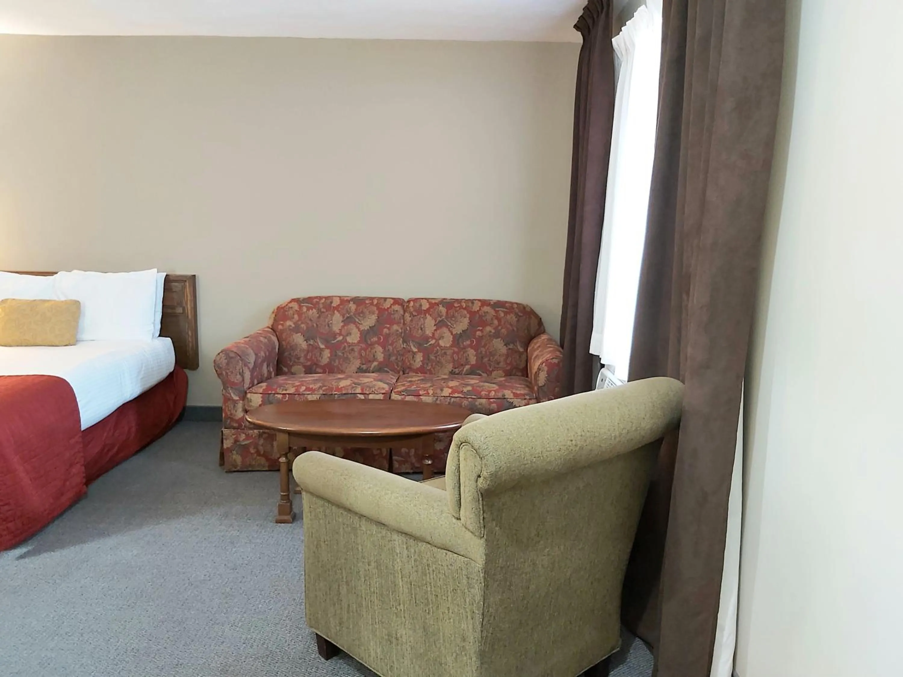 Seating area in Seely's Motel