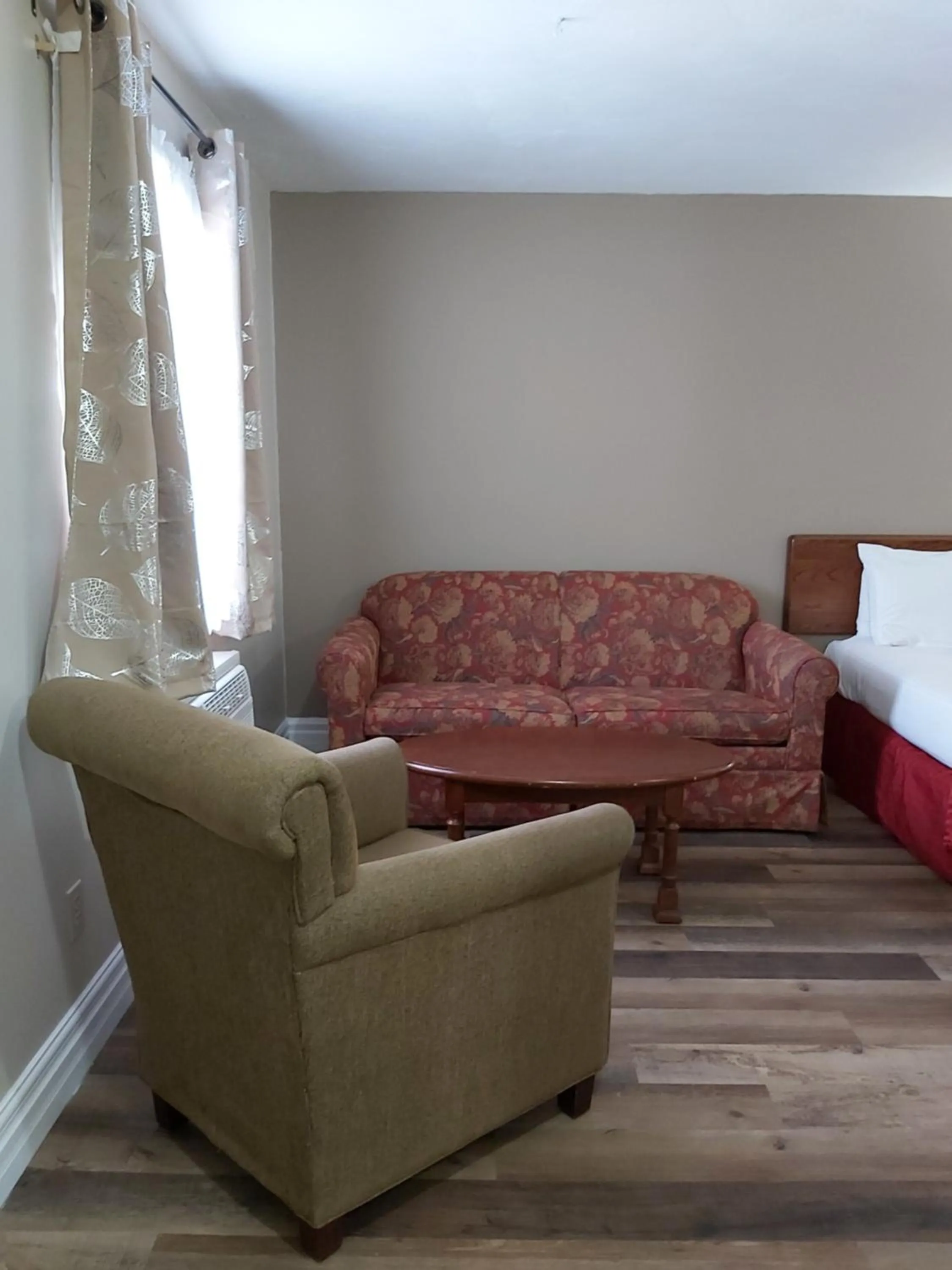 Seating area in Seely's Motel