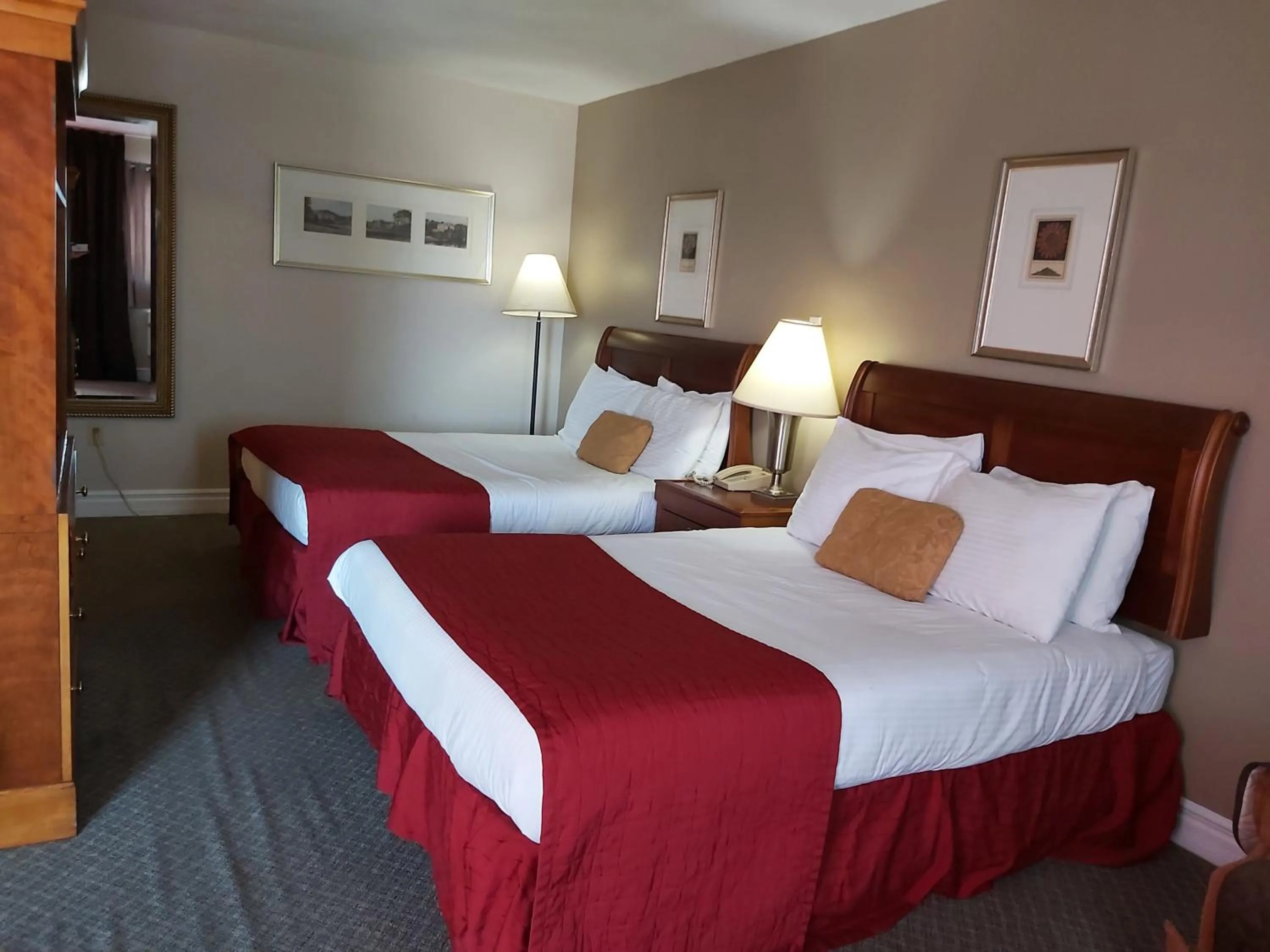 Photo of the whole room, Bed in Seely's Motel