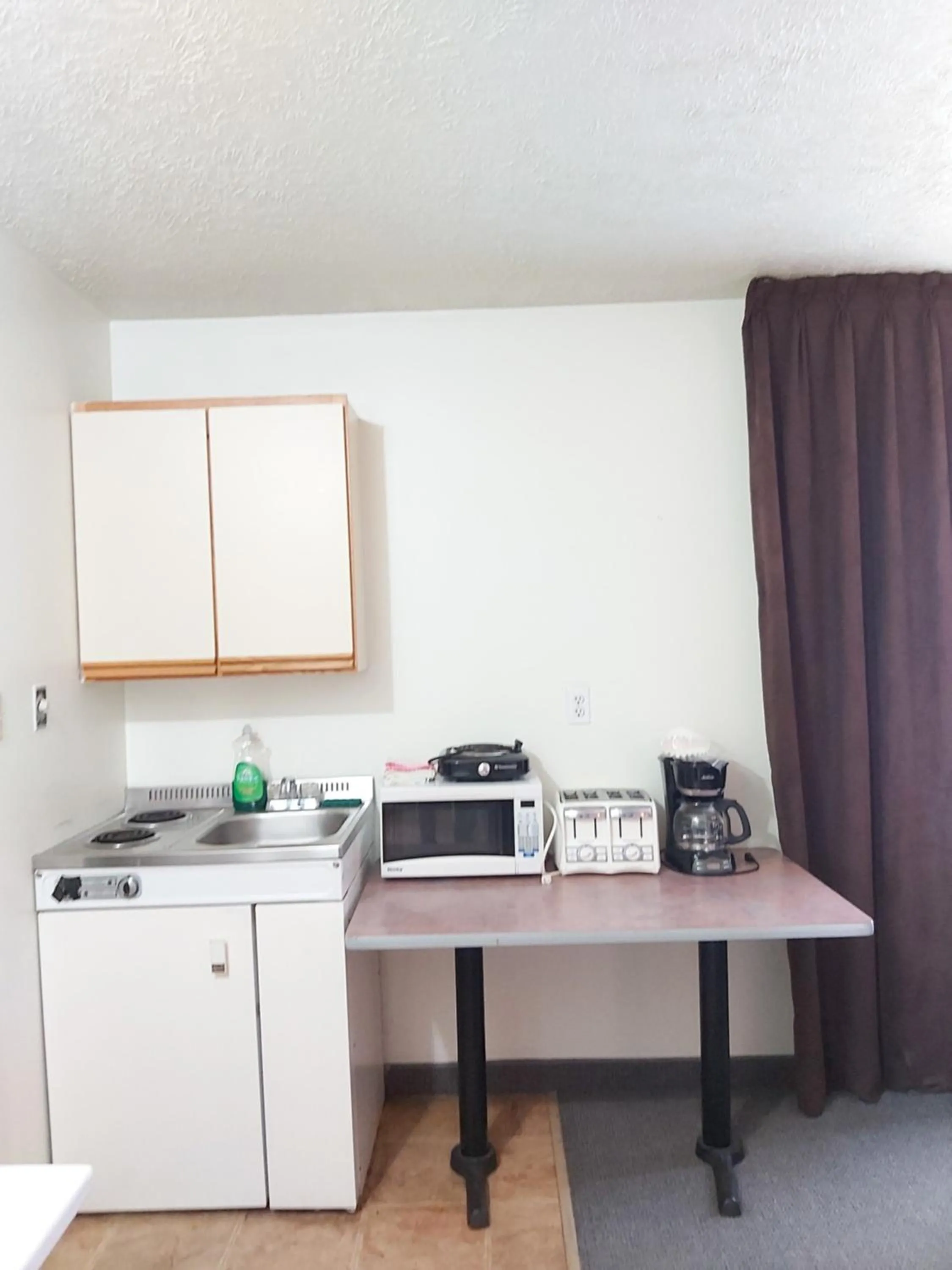 Kitchen or kitchenette in Seely's Motel