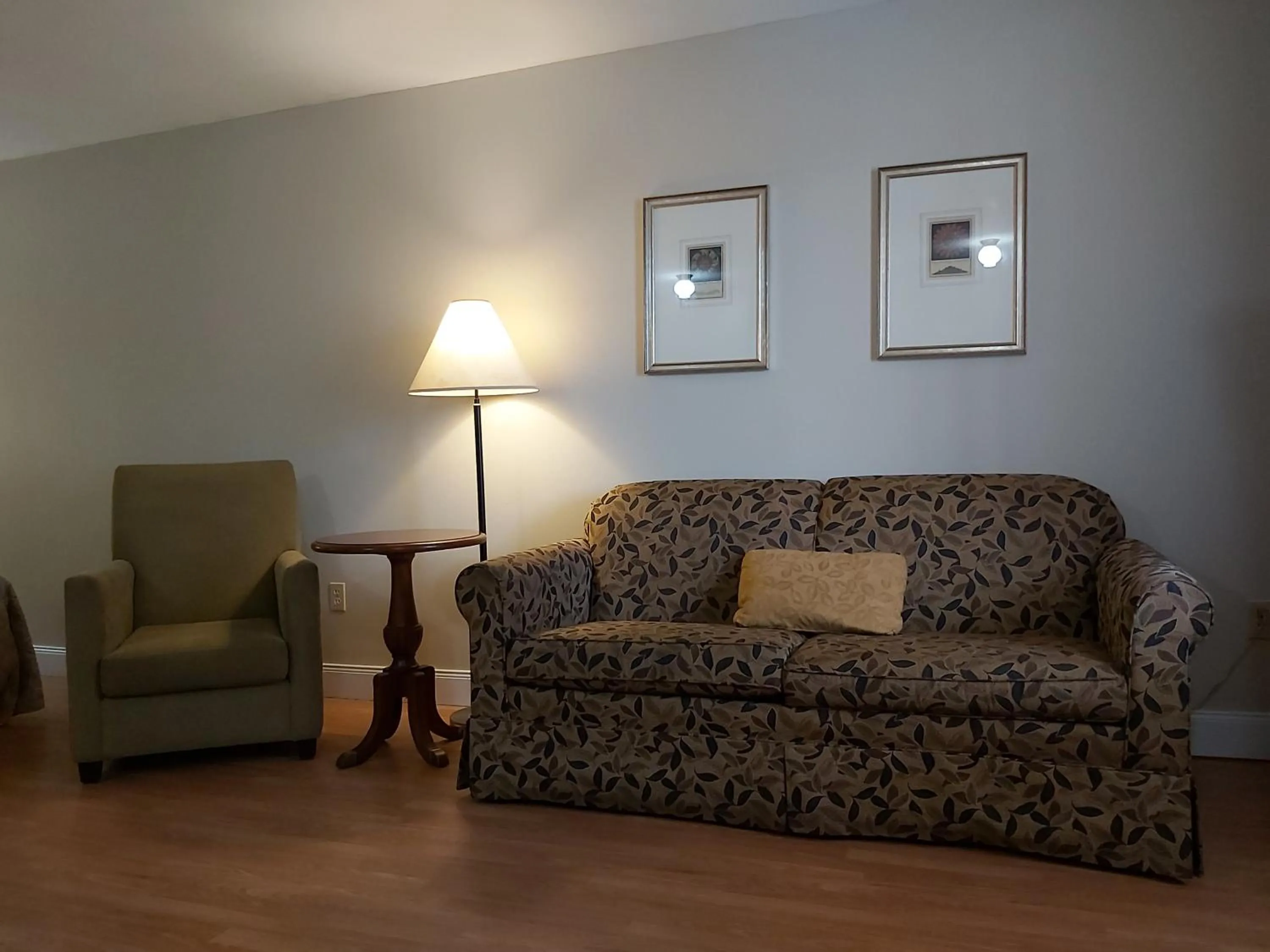 Seating area in Seely's Motel