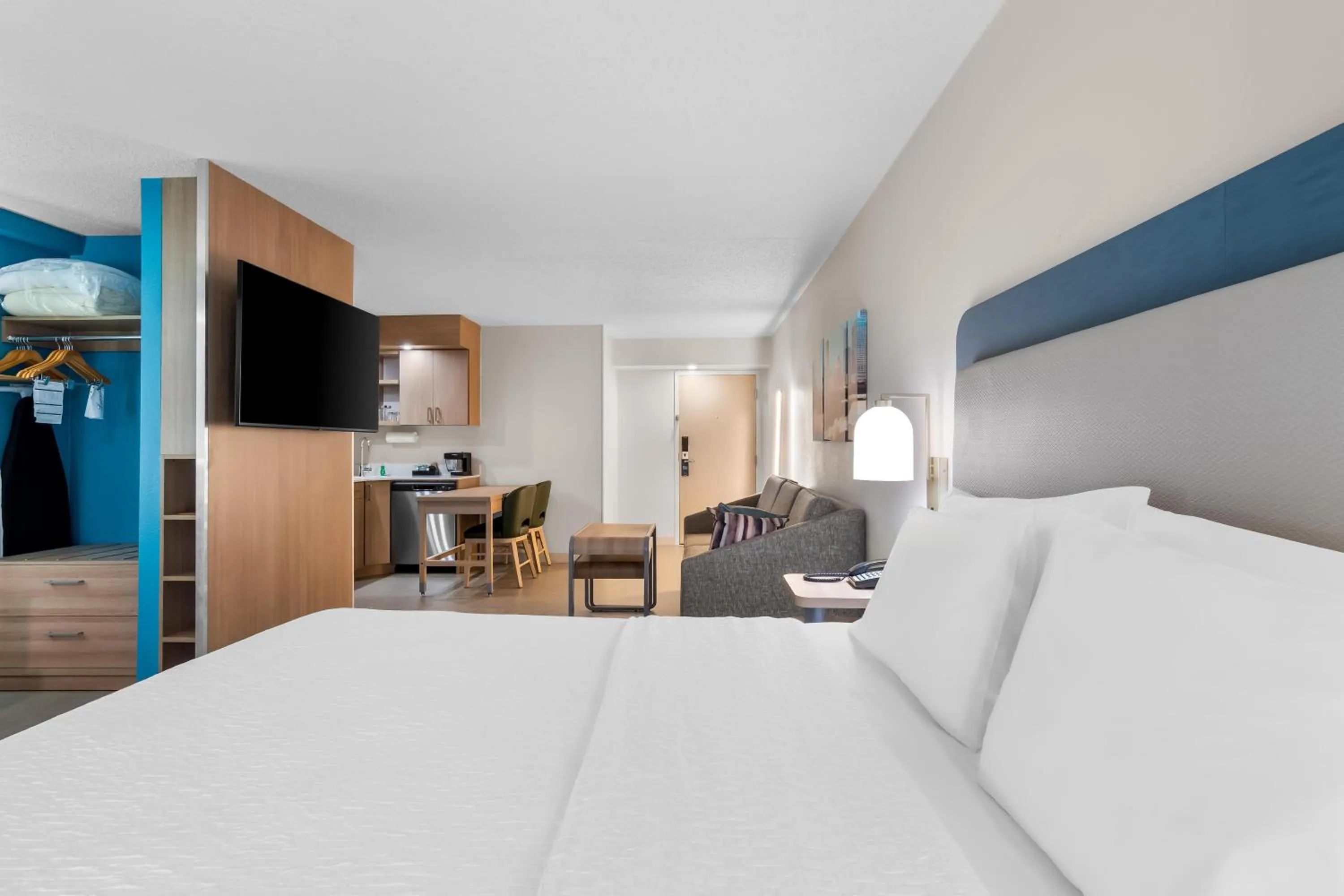 Living room, Bed in Homewood Suites by Hilton Oklahoma City Airport