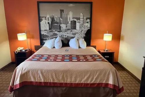 Photo of the whole room, Bed in Super 8 by Wyndham Altoona
