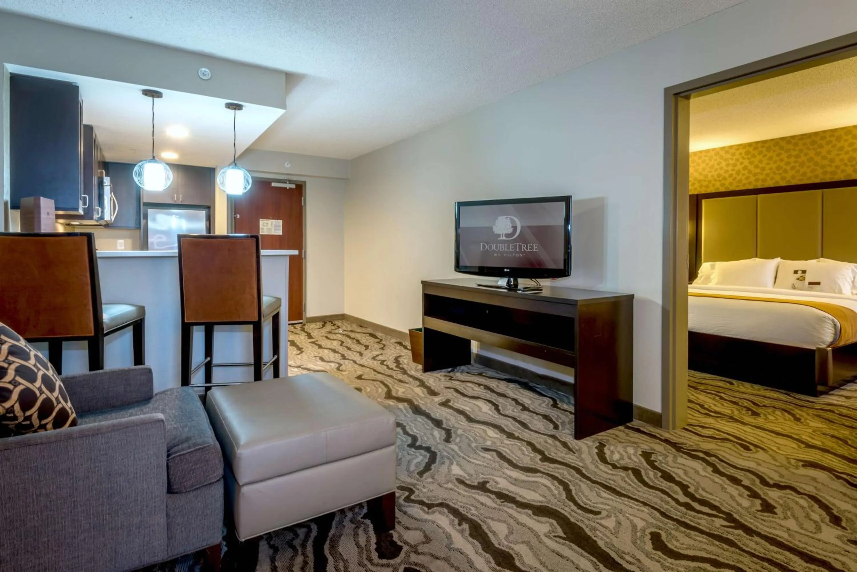 Living room, Bed in DoubleTree by Hilton Montgomery Downtown