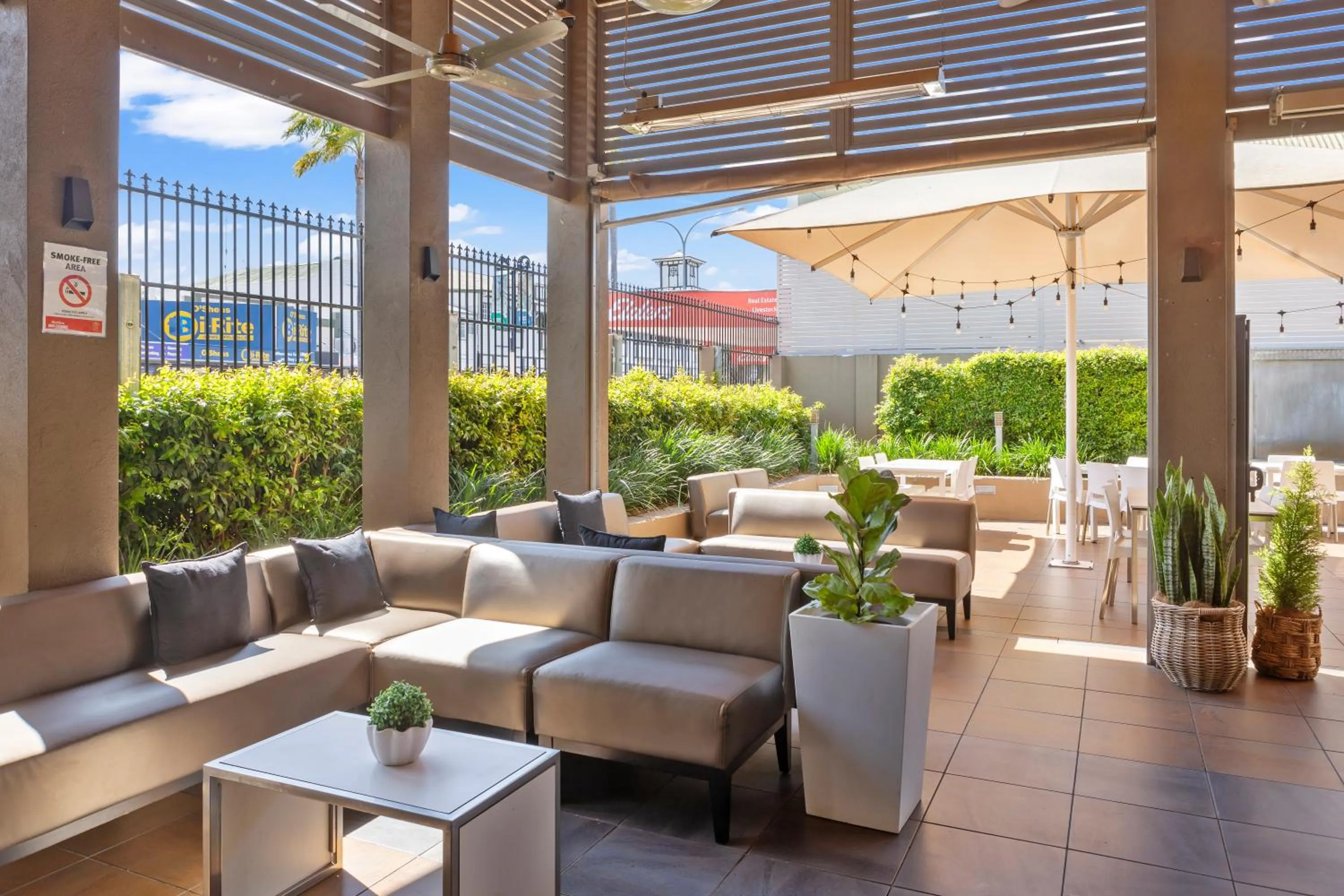 Restaurant/places to eat in O'Shea's Royal Hotel