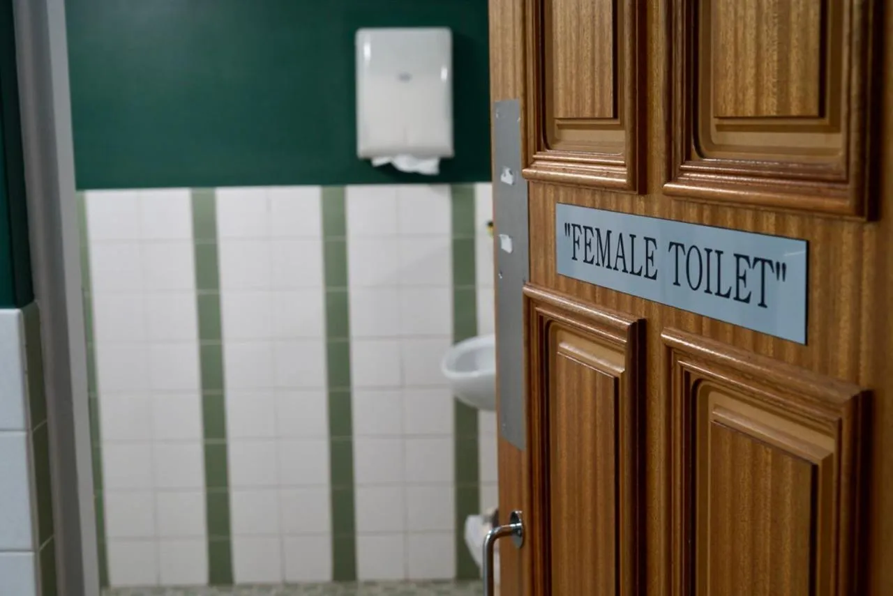 Bathroom in O'Shea's Royal Hotel