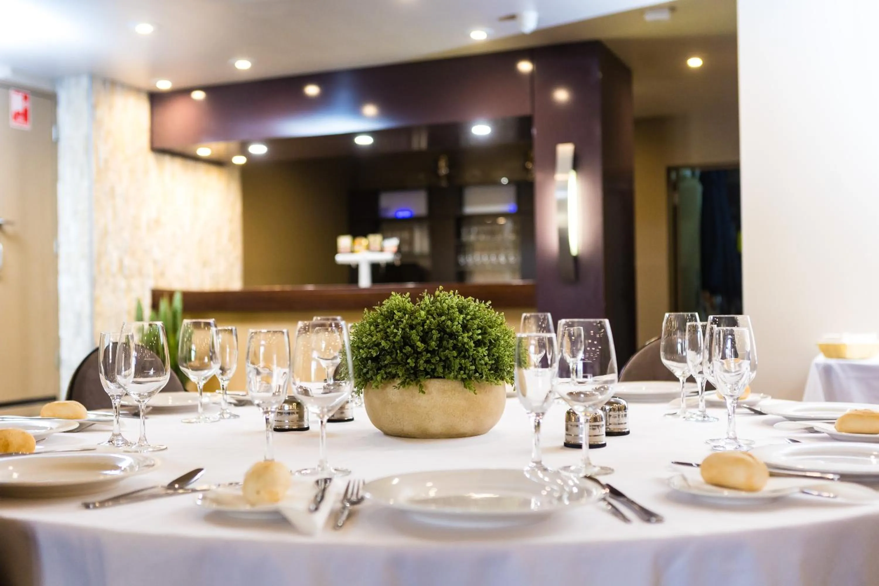 Restaurant/places to eat in O'Shea's Royal Hotel