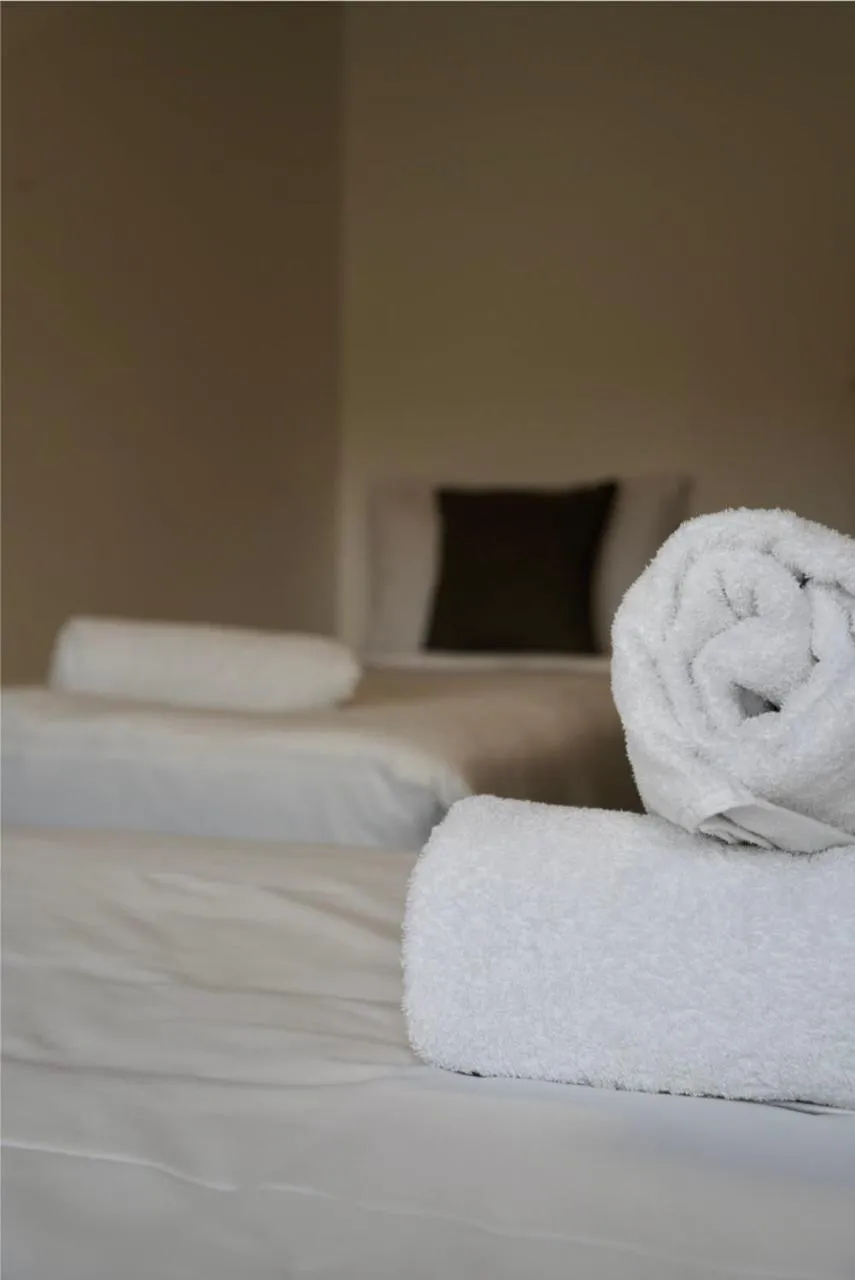 Bedroom, Bed in O'Shea's Royal Hotel