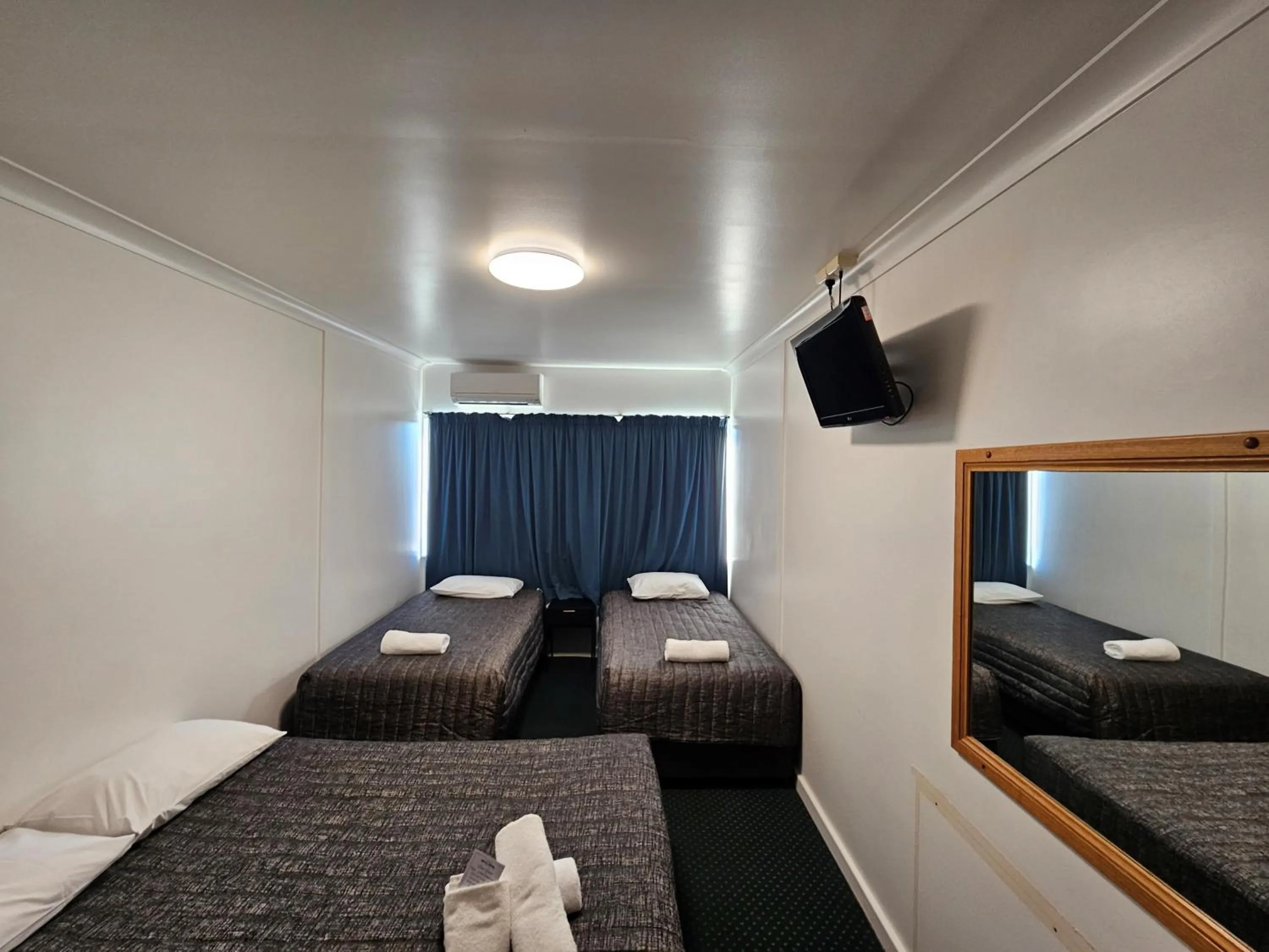 Photo of the whole room, Bed in O'Shea's Royal Hotel