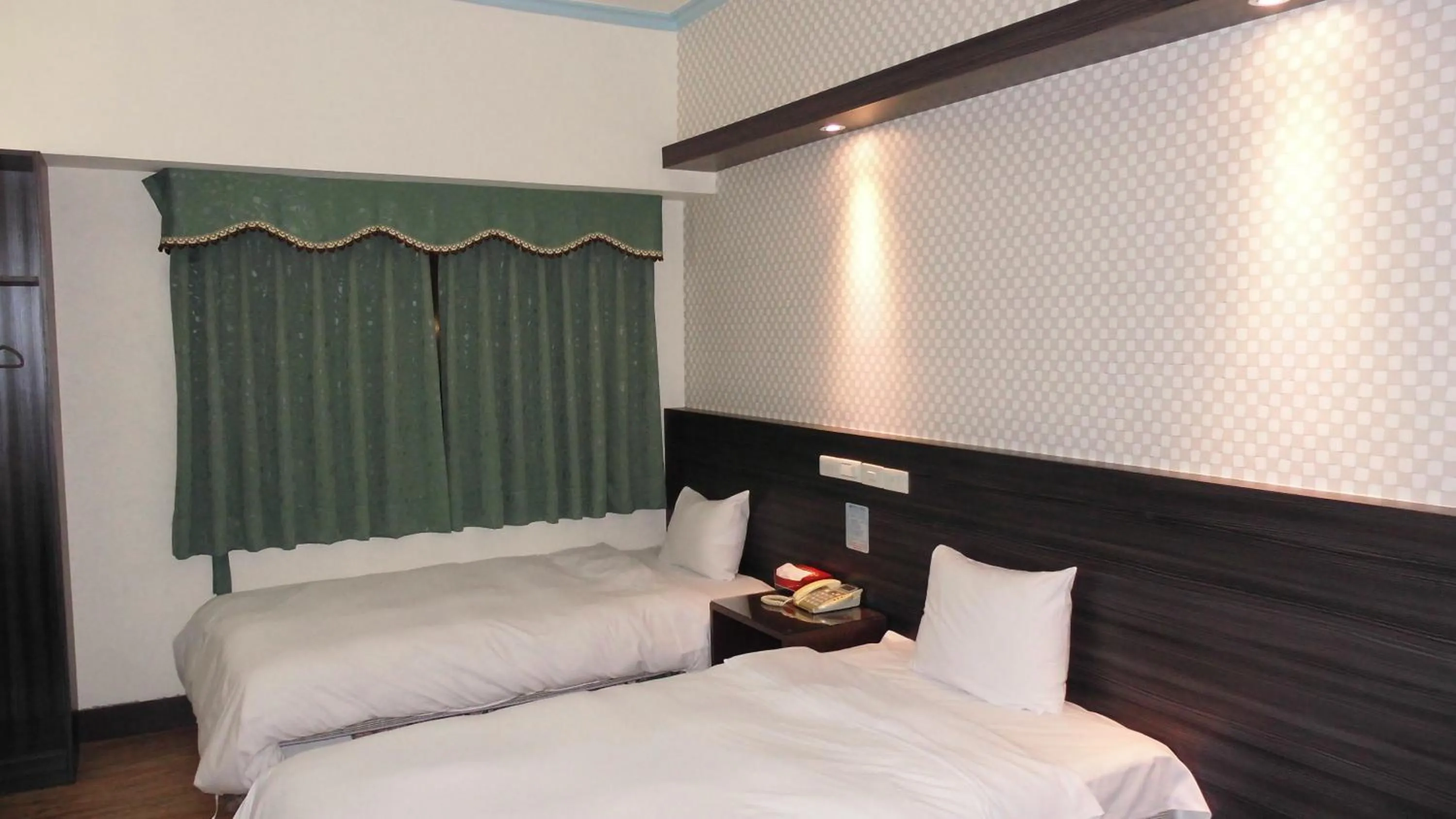 Bed in Modern Plaza Hotel