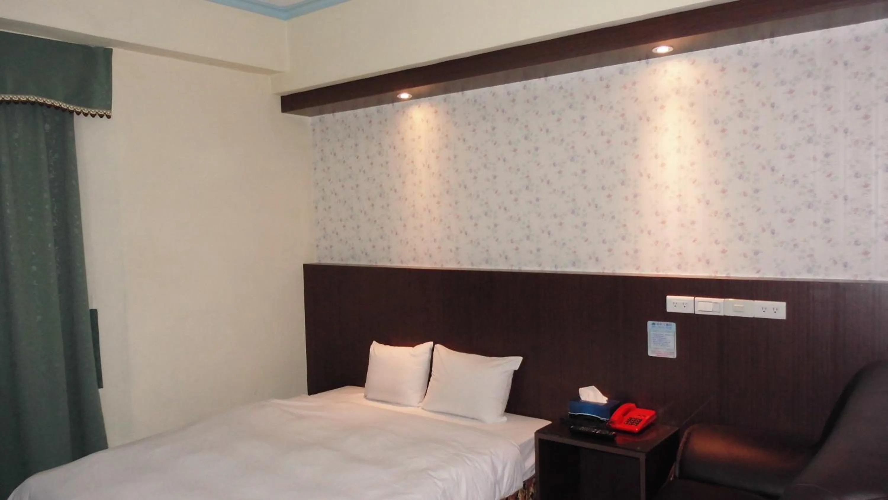 Bed in Modern Plaza Hotel