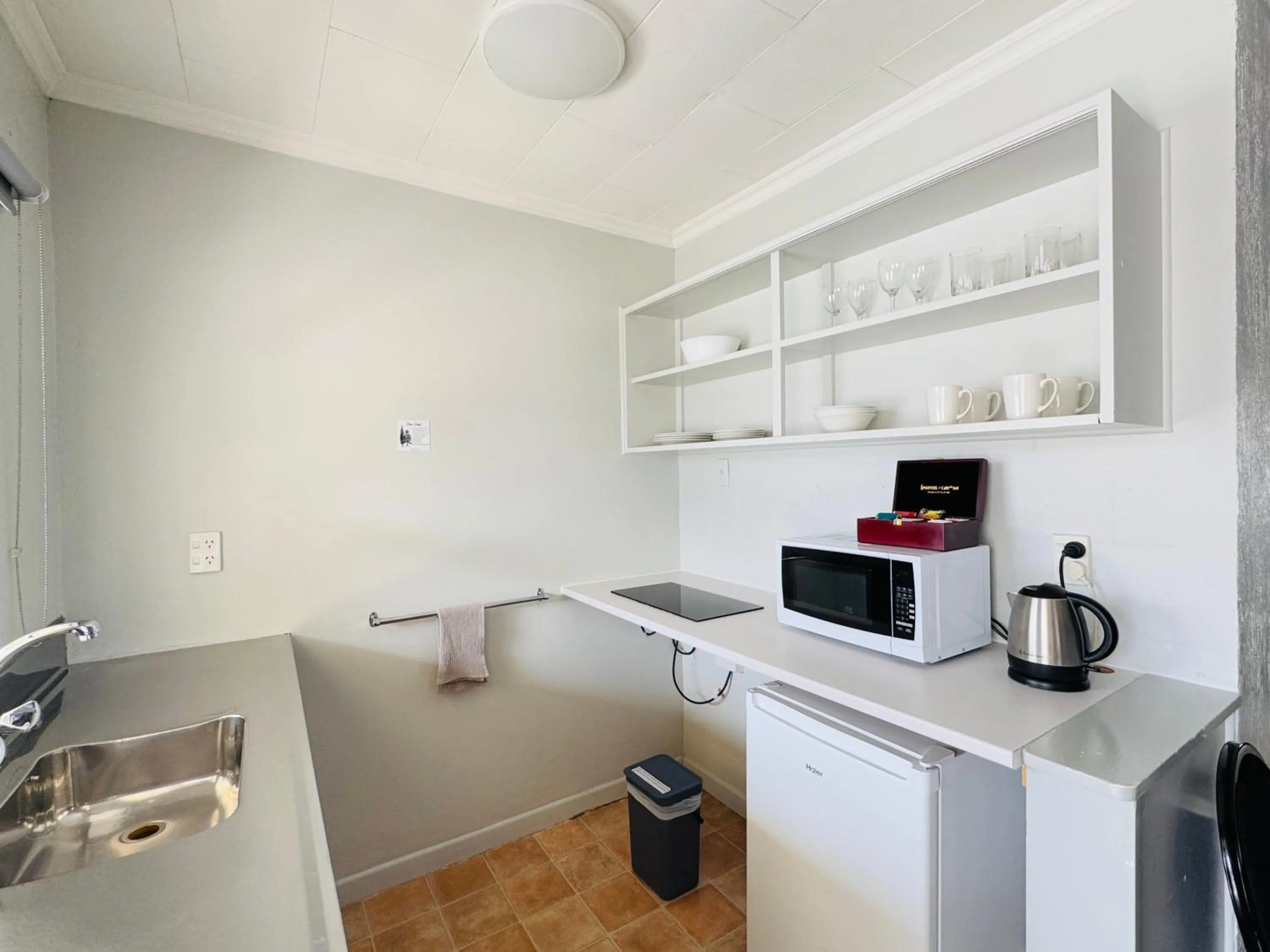 kitchen in Kensington Motel