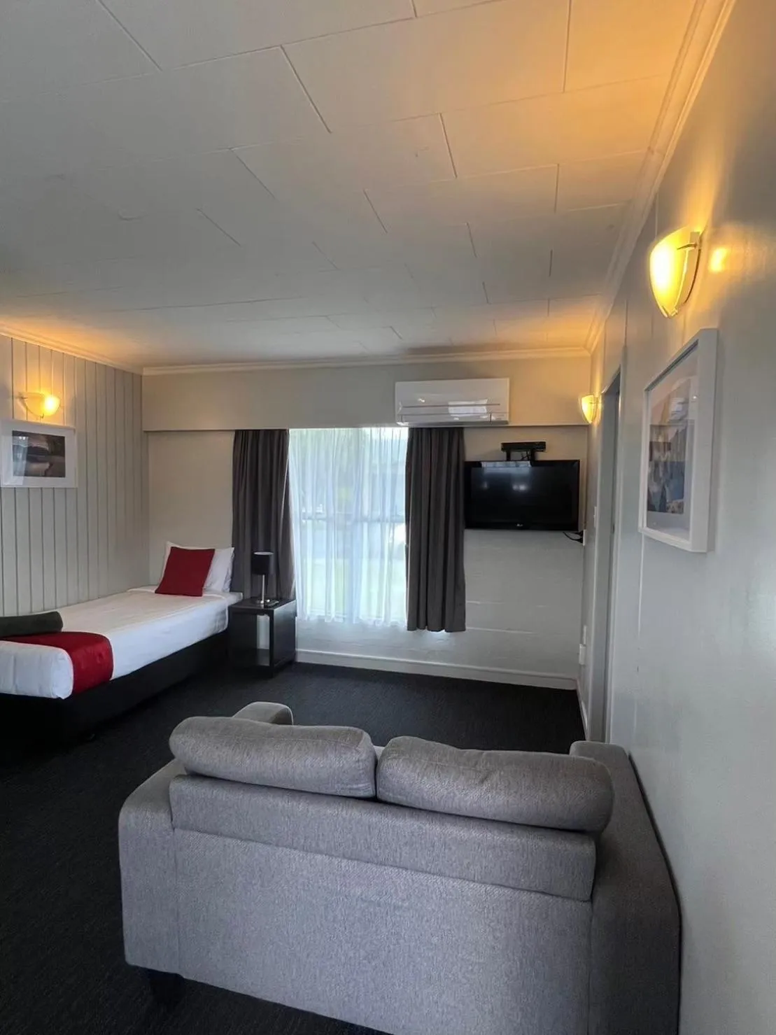 Bed in Kensington Motel