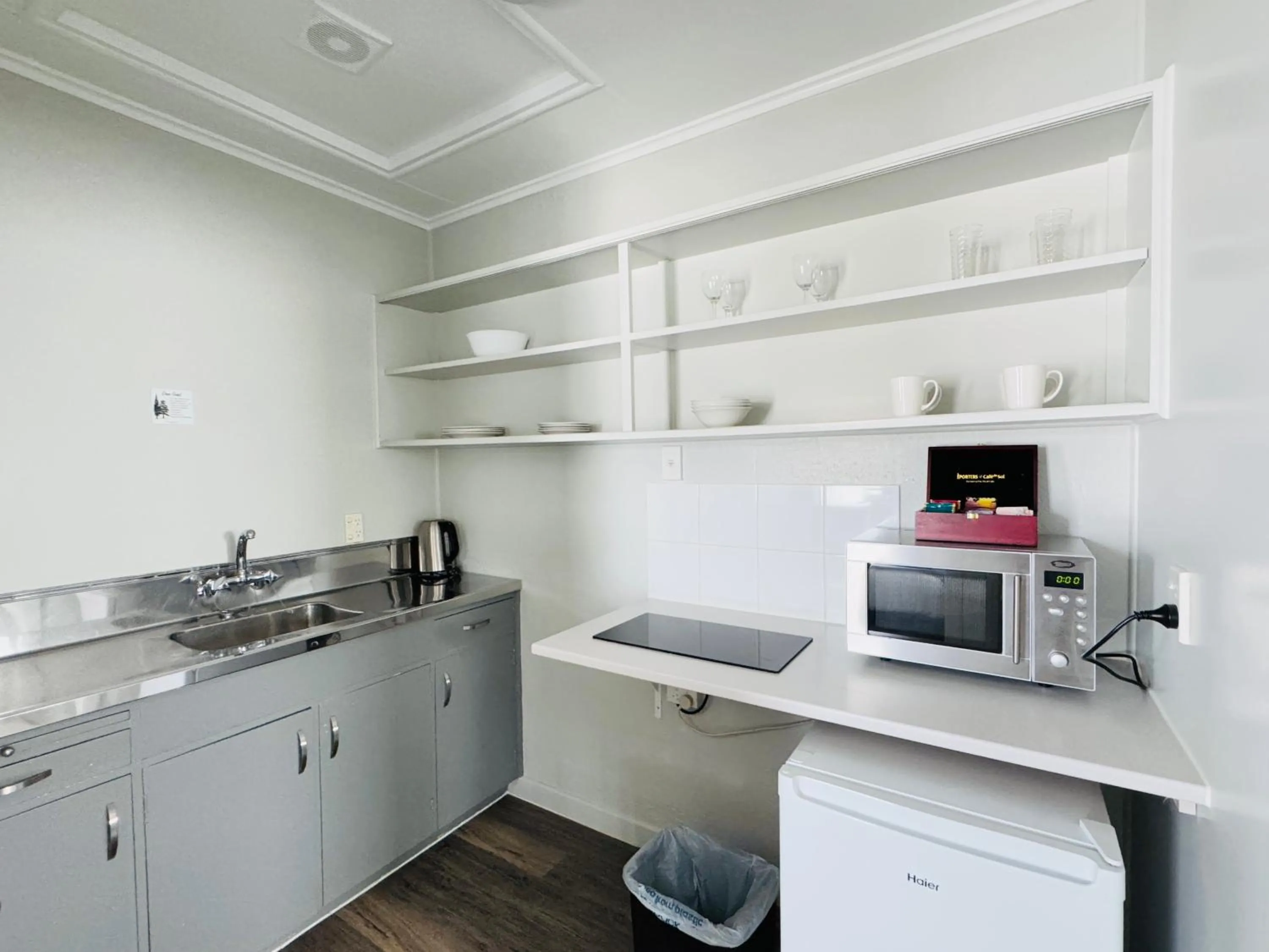 kitchen in Kensington Motel