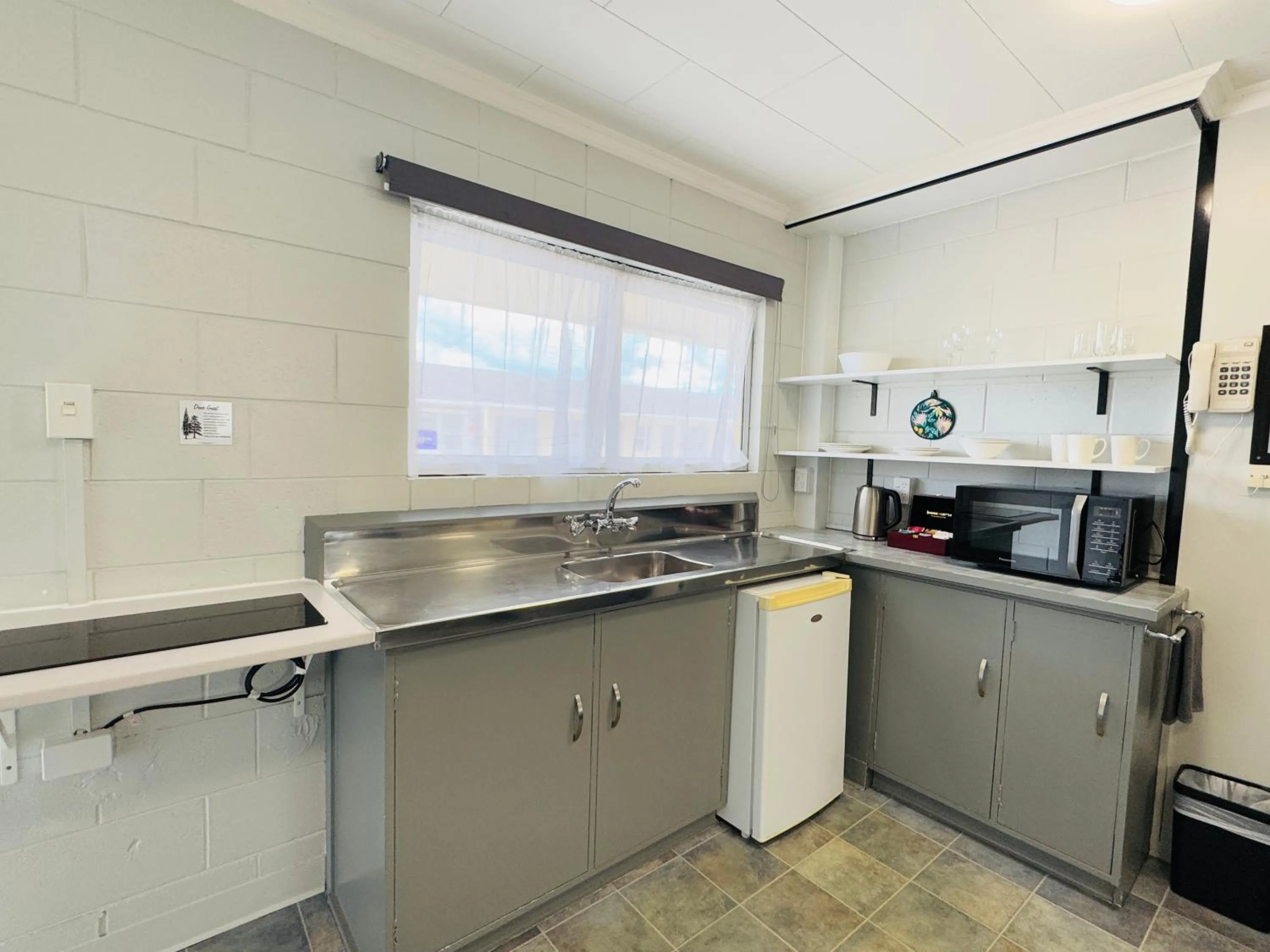 kitchen in Kensington Motel