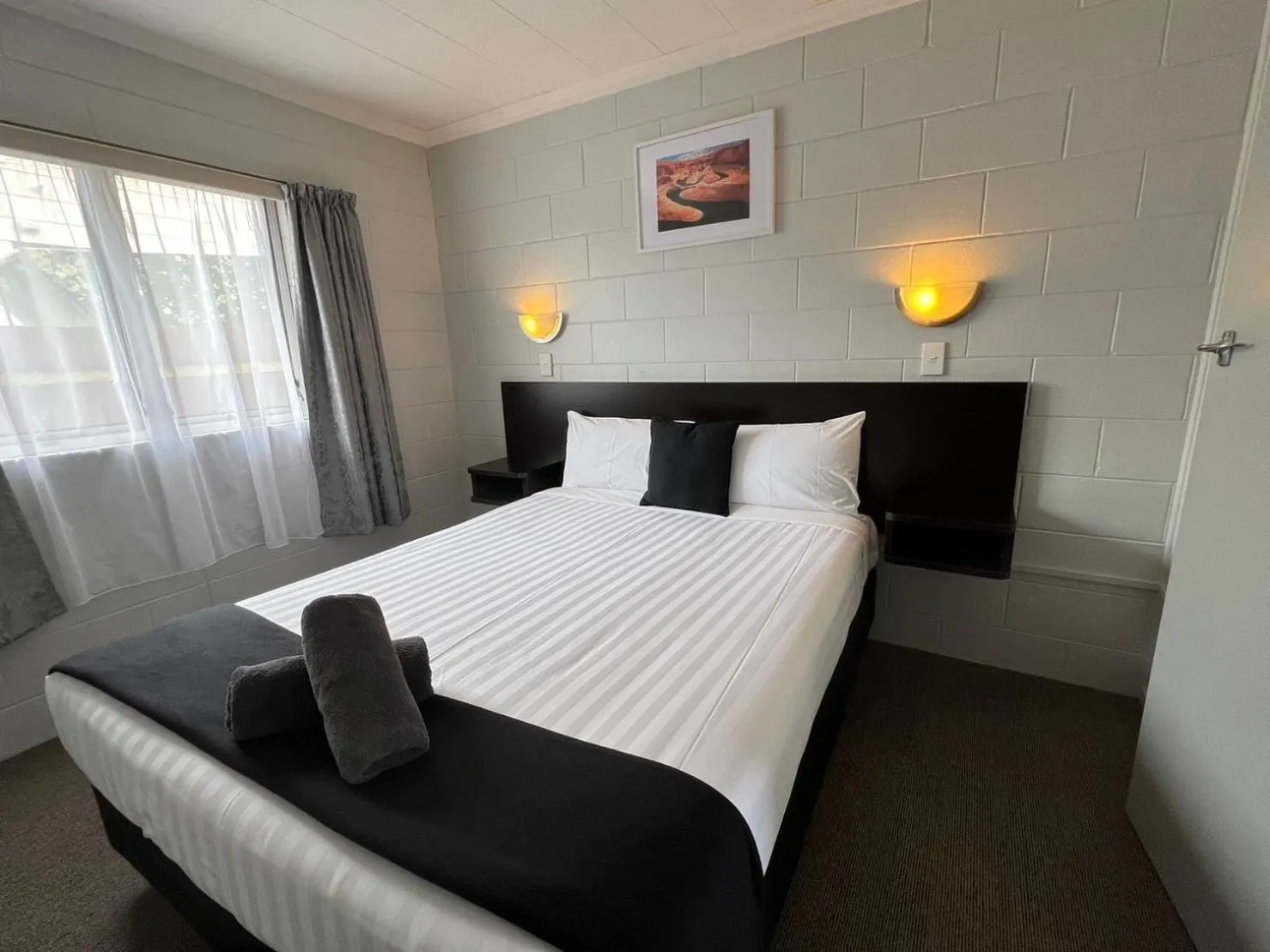 Bed in Kensington Motel