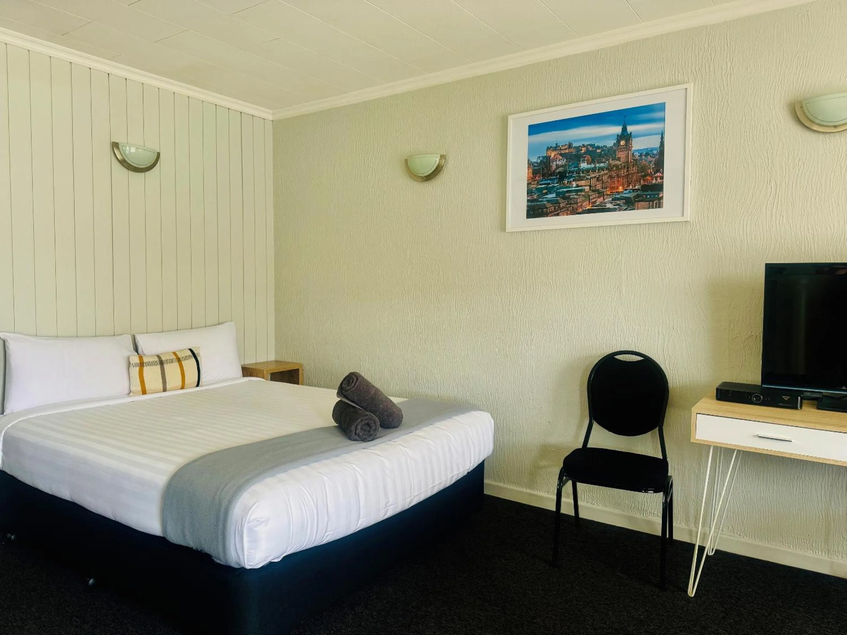 Bed in Kensington Motel