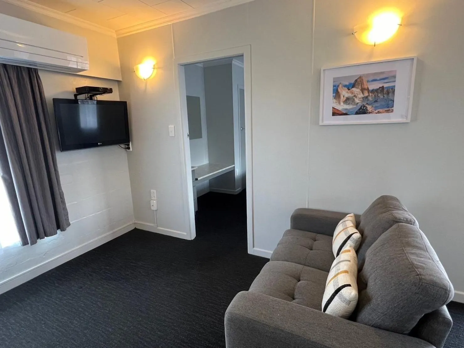 Living room in Kensington Motel