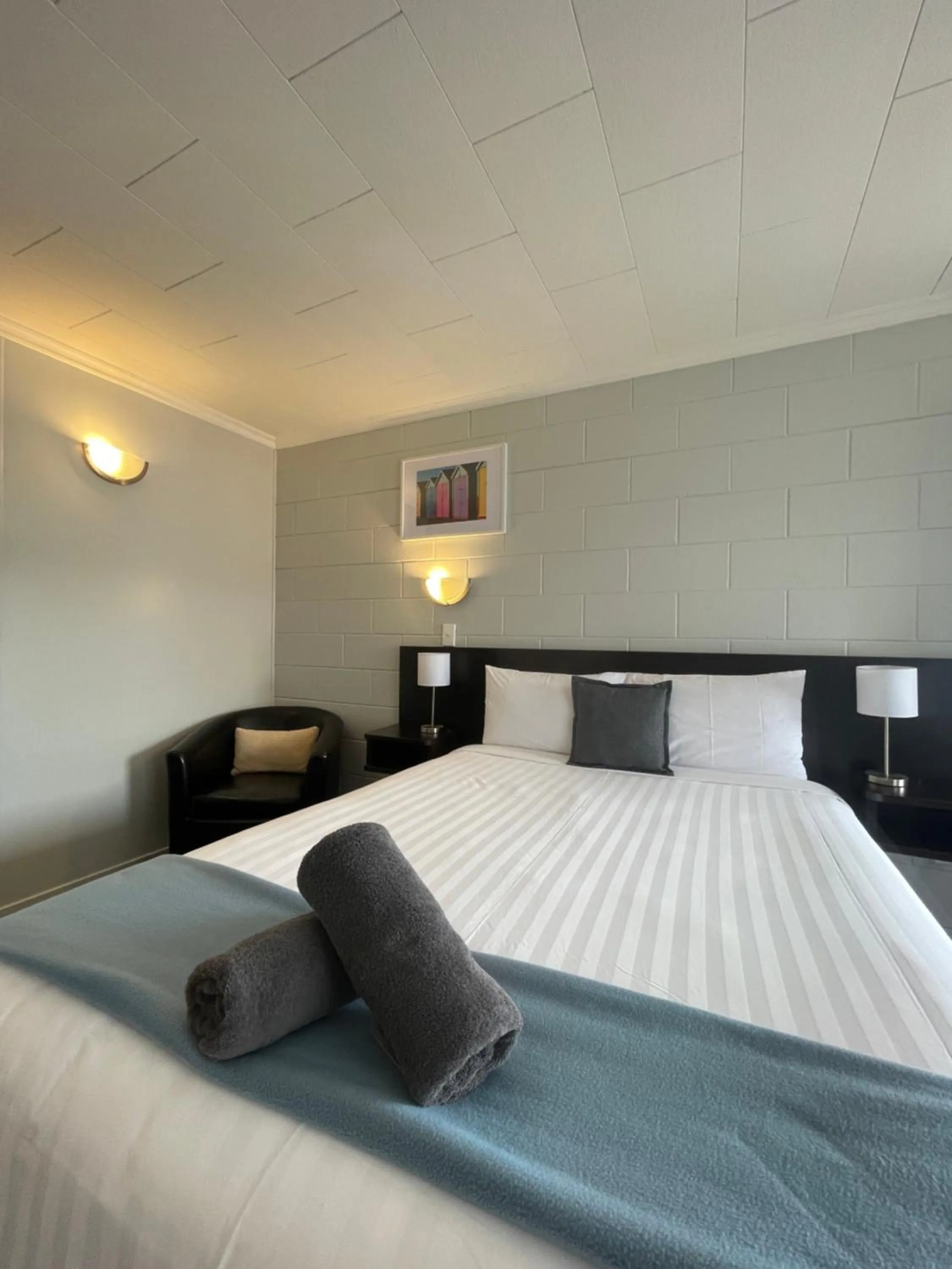 Photo of the whole room, Bed in Kensington Motel